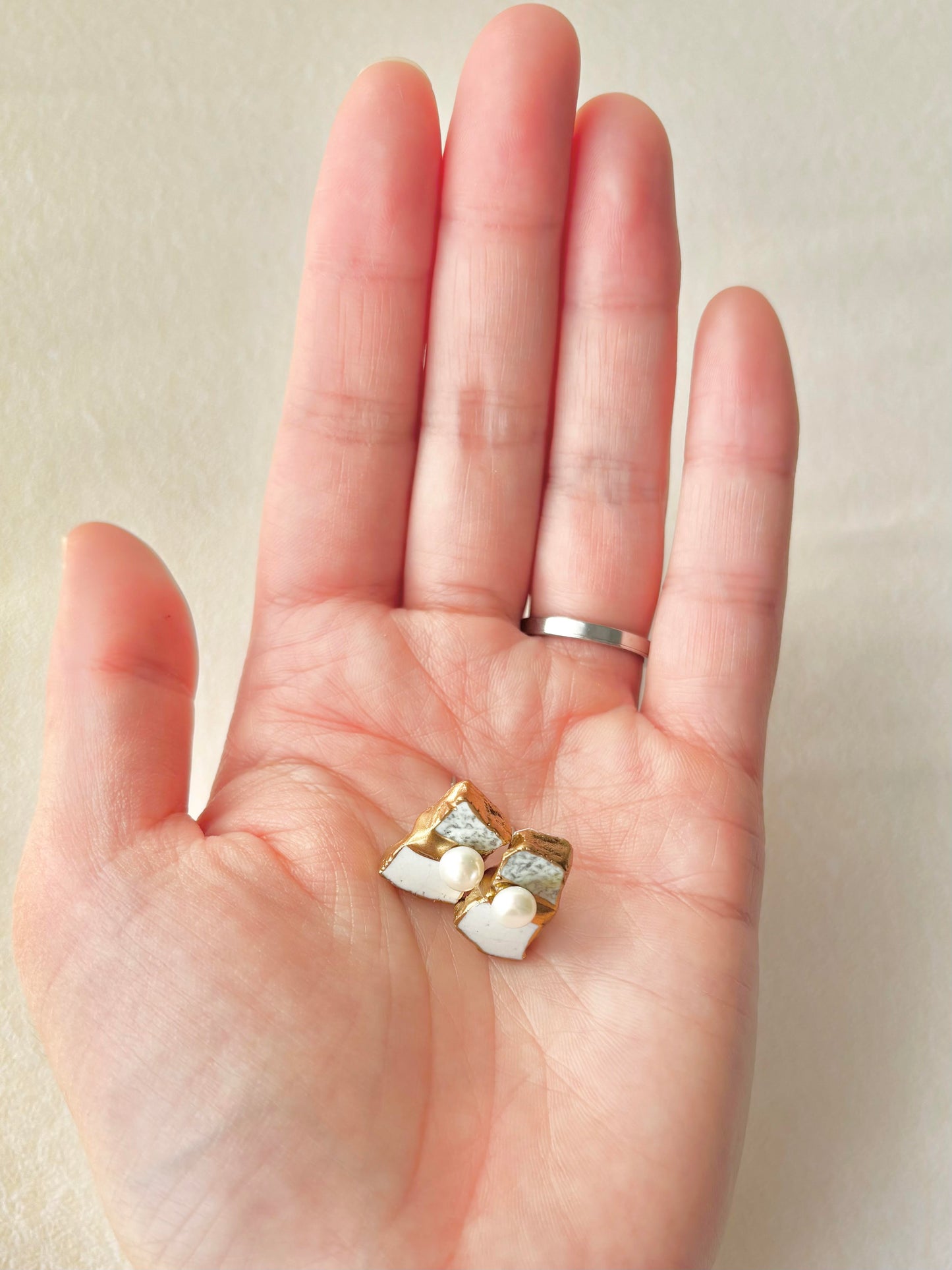 萩焼　金継ぎ　サージカルステンレスピアス　白色　グレー　淡水パール　天然石　 伝統工芸　＃411