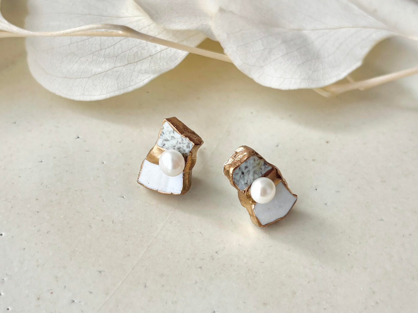 萩焼　金継ぎ　サージカルステンレスピアス　白色　グレー　淡水パール　天然石　 伝統工芸　＃411