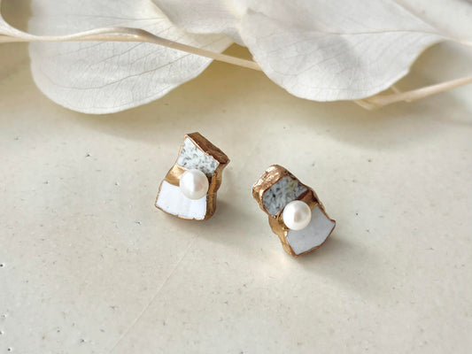 萩焼　金継ぎ　サージカルステンレスピアス　白色　グレー　淡水パール　天然石　 伝統工芸　＃411