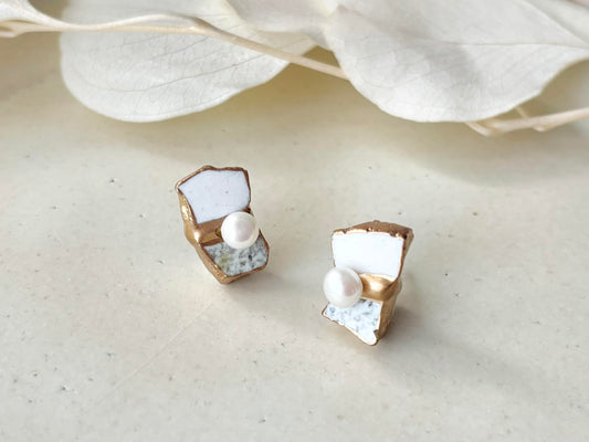 萩焼　金継ぎ　サージカルステンレスピアス　白色　グレー　淡水パール　天然石　 伝統工芸　＃411