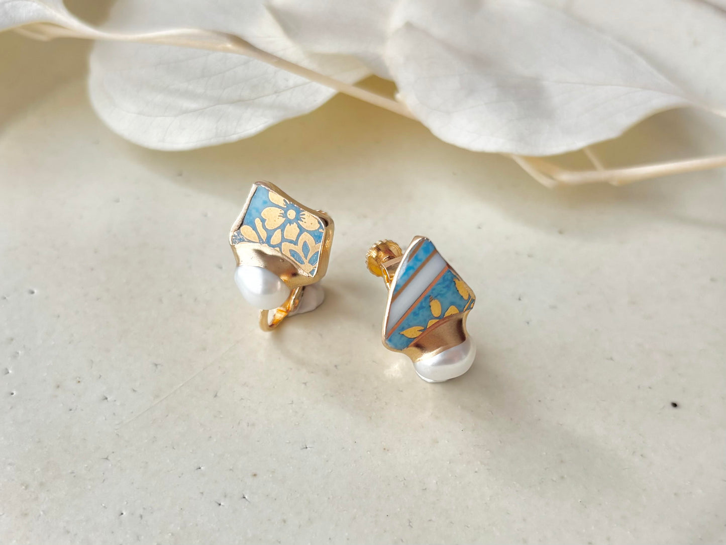 有田焼 　金継ぎ　ネジバネ式イヤリング　水色　金色　花柄　淡水パール　天然石　伝統工芸　＃413