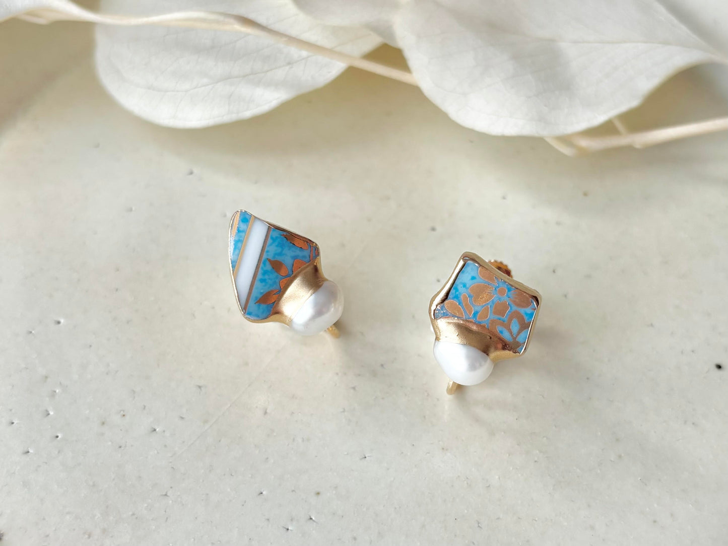 有田焼 　金継ぎ　ネジバネ式イヤリング　水色　金色　花柄　淡水パール　天然石　伝統工芸　＃413