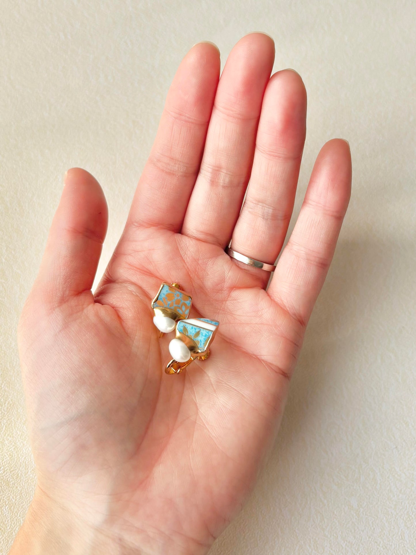 有田焼 　金継ぎ　ネジバネ式イヤリング　水色　金色　花柄　淡水パール　天然石　伝統工芸　＃413