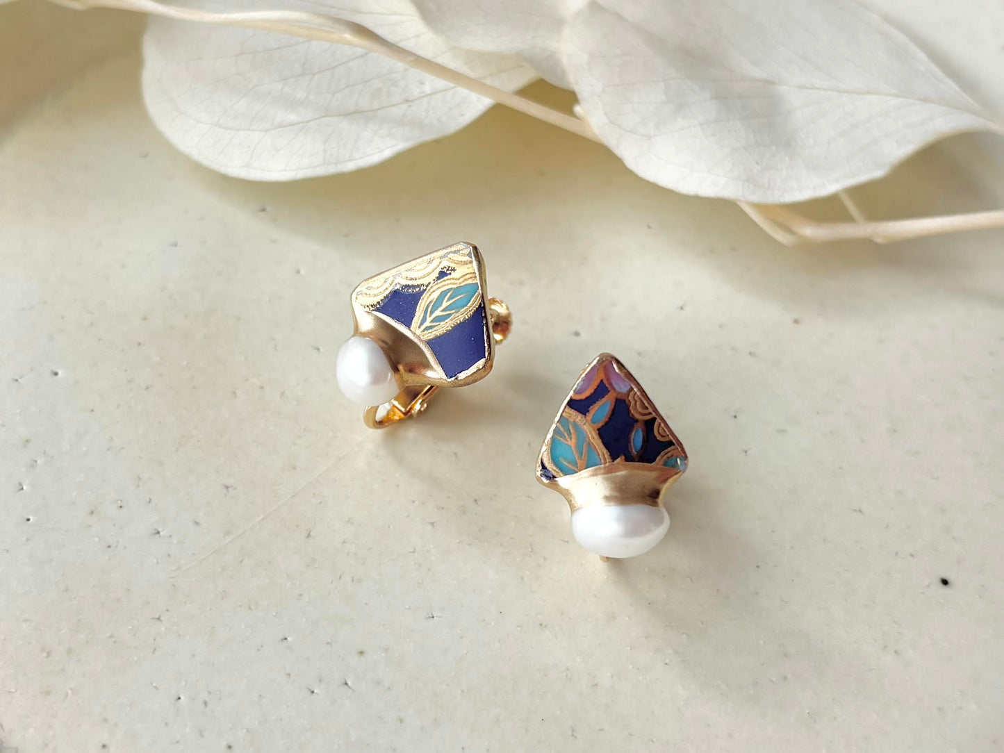 有田焼 　金継ぎ　ネジバネ式イヤリング　青　水色　リーフ柄　淡水パール　天然石　伝統工芸　＃414