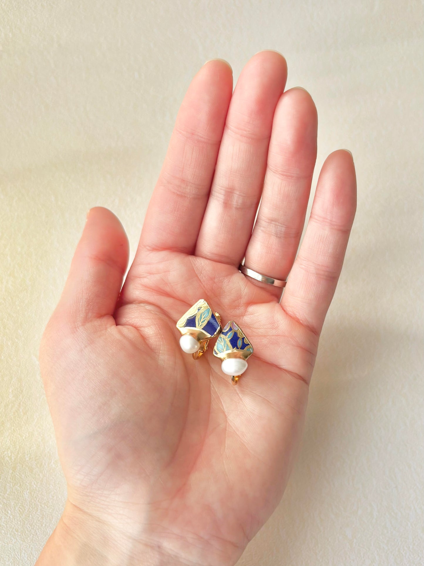 有田焼 　金継ぎ　ネジバネ式イヤリング　青　水色　リーフ柄　淡水パール　天然石　伝統工芸　＃414