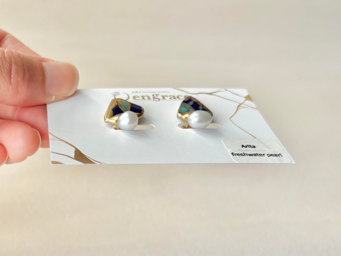 有田焼 　金継ぎ　ネジバネ式イヤリング　青　水色　リーフ柄　淡水パール　天然石　伝統工芸　＃414