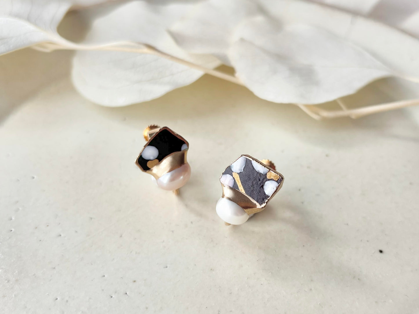 京焼 　金継ぎ　ネジバネ式イヤリング　手書き　絵付け　花柄　黒　淡水パール　天然石　伝統工芸　＃422