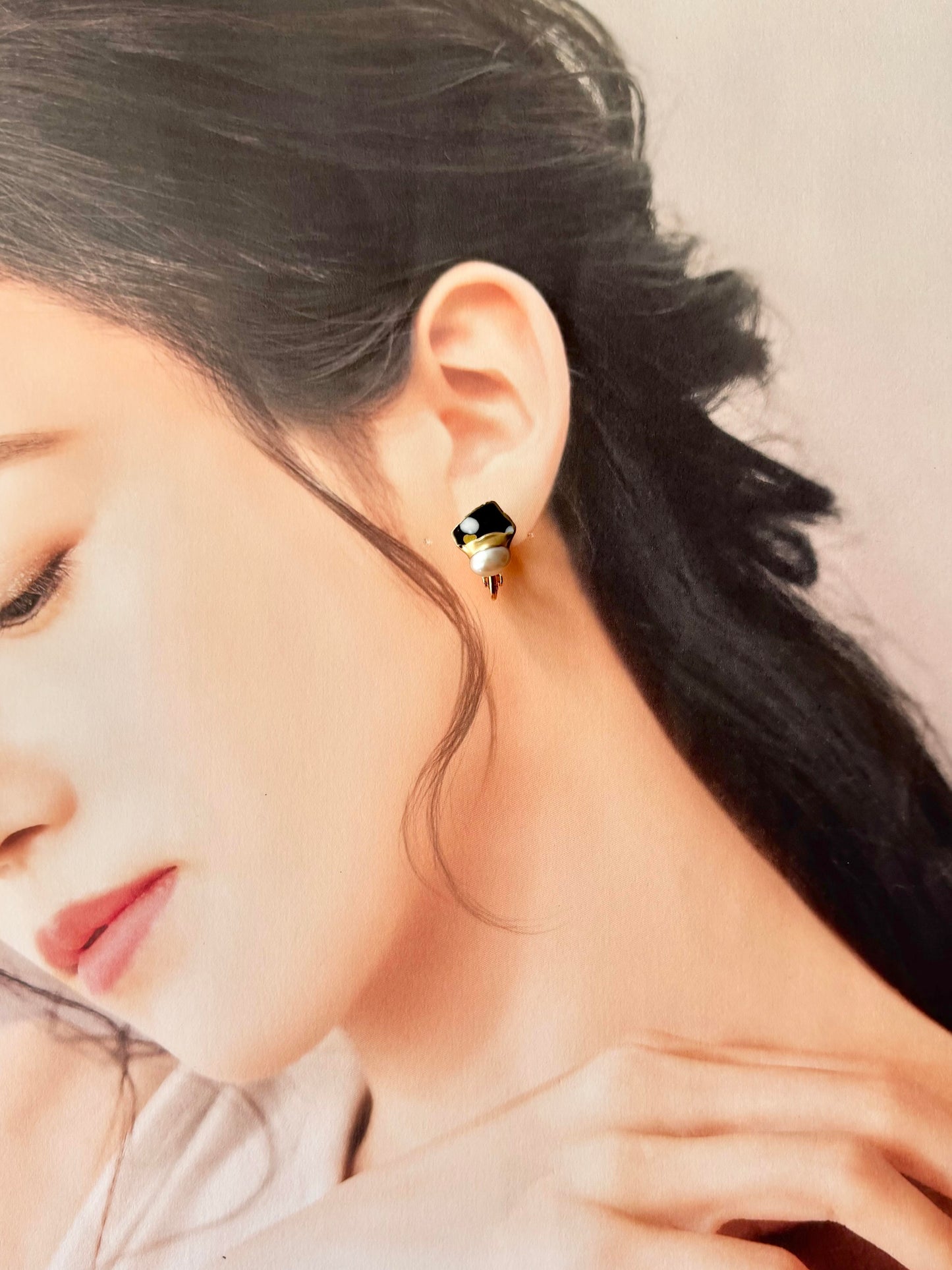 京焼 　金継ぎ　ネジバネ式イヤリング　手書き　絵付け　花柄　黒　淡水パール　天然石　伝統工芸　＃422