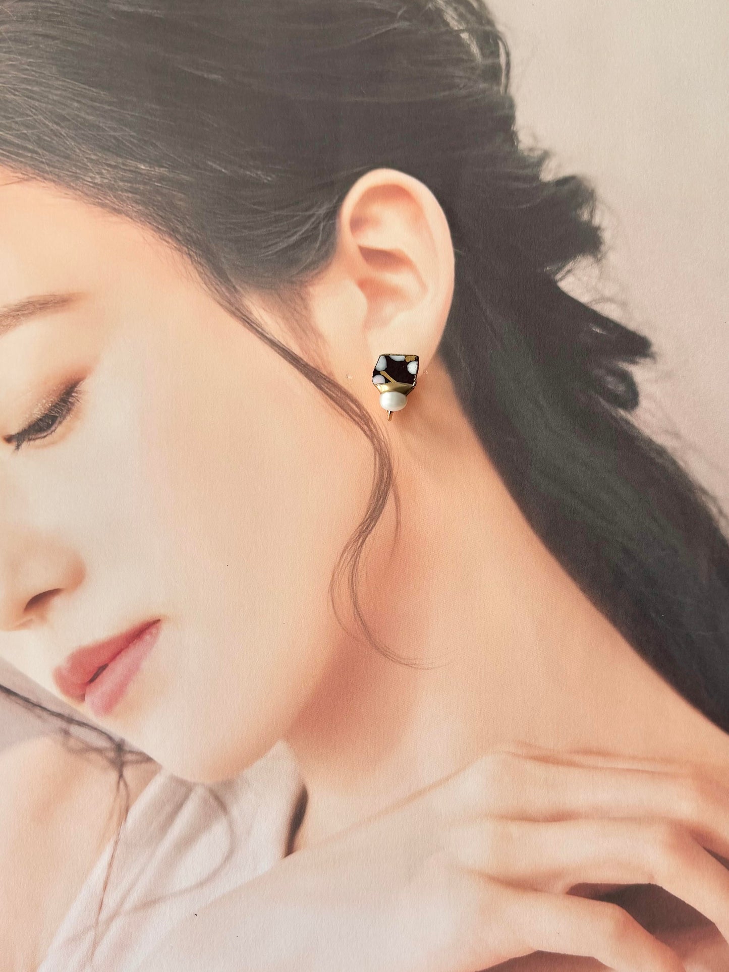 京焼 　金継ぎ　ネジバネ式イヤリング　手書き　絵付け　花柄　黒　淡水パール　天然石　伝統工芸　＃422