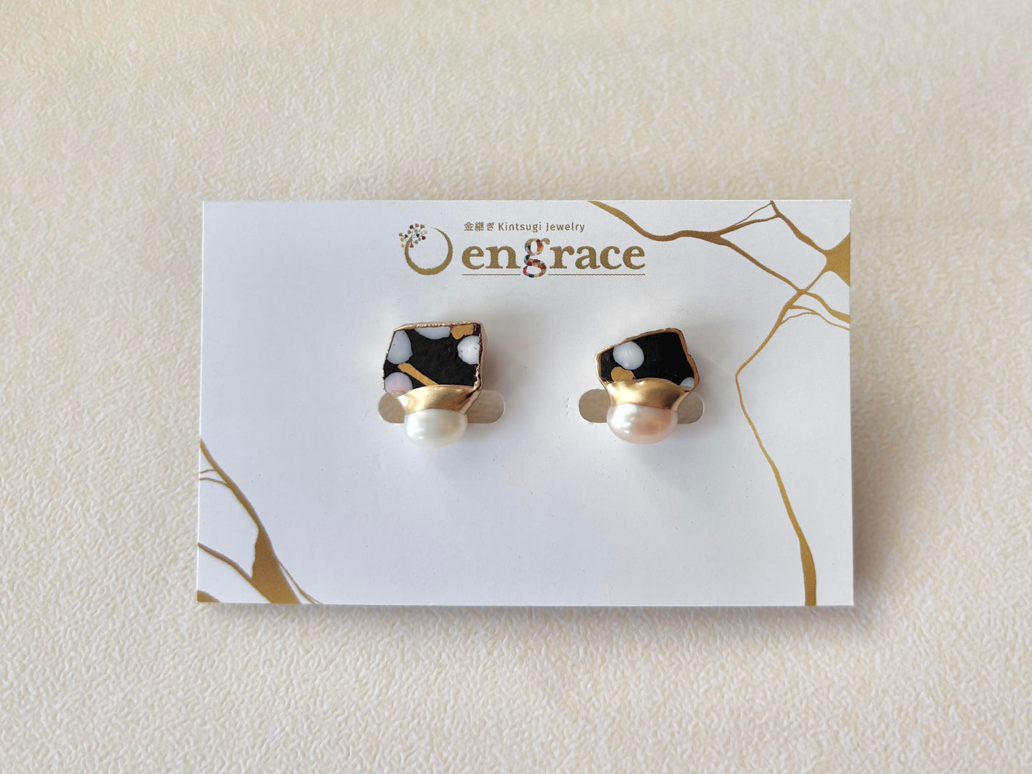 京焼 　金継ぎ　ネジバネ式イヤリング　手書き　絵付け　花柄　黒　淡水パール　天然石　伝統工芸　＃422