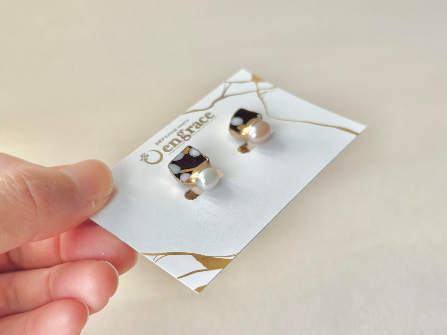 京焼 　金継ぎ　ネジバネ式イヤリング　手書き　絵付け　花柄　黒　淡水パール　天然石　伝統工芸　＃422