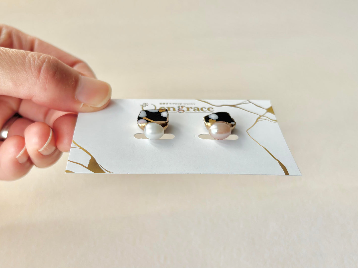 京焼 　金継ぎ　ネジバネ式イヤリング　手書き　絵付け　花柄　黒　淡水パール　天然石　伝統工芸　＃422