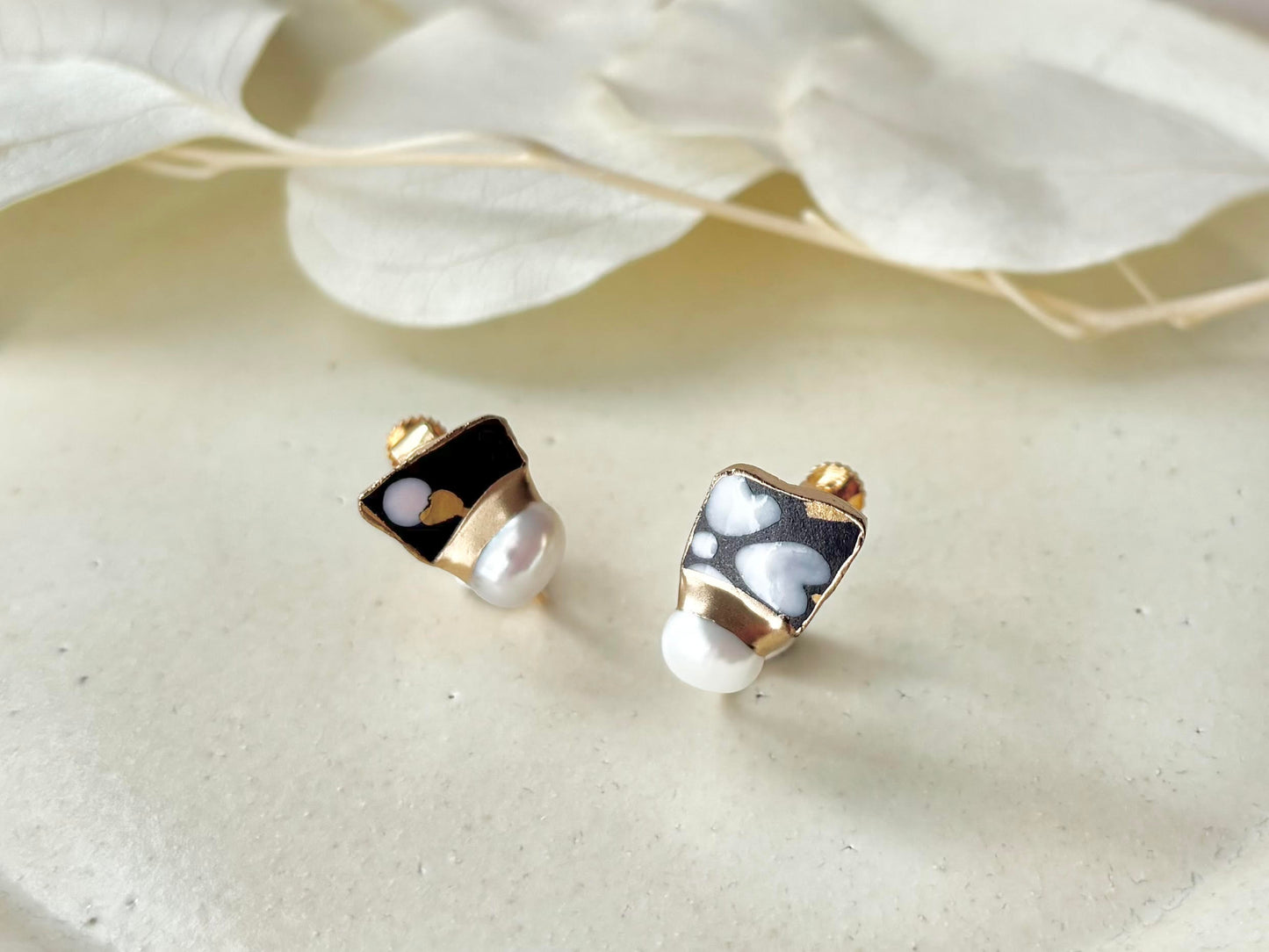 京焼 　金継ぎ　ネジバネ式イヤリング　手書き　絵付け　花柄　黒　淡水パール　天然石　伝統工芸　＃424