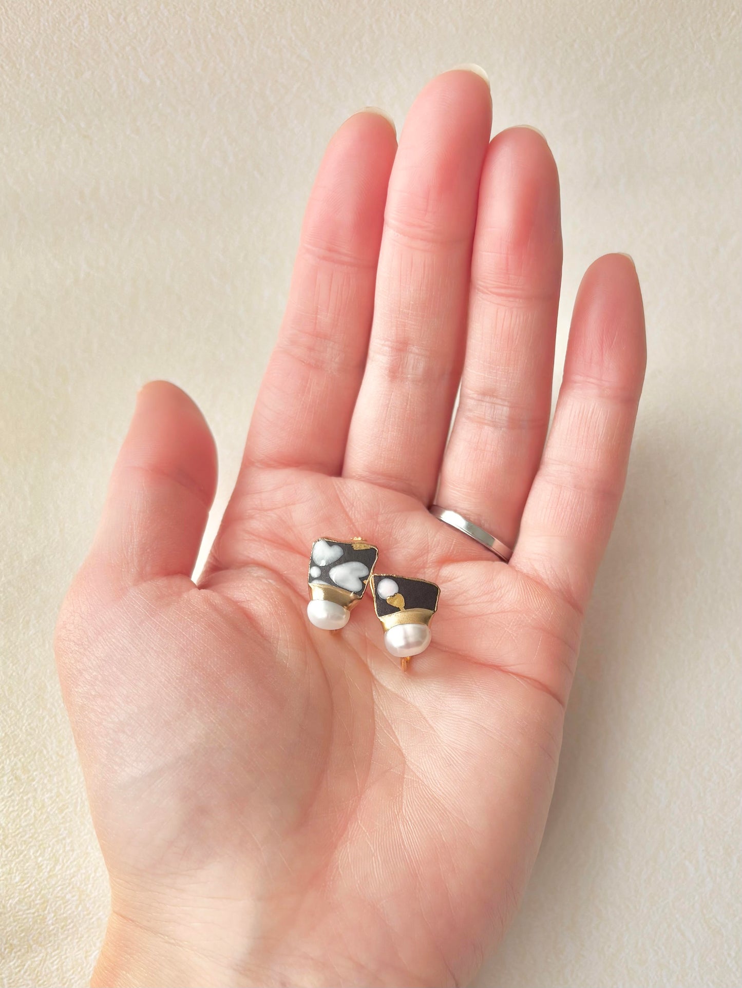 京焼 　金継ぎ　ネジバネ式イヤリング　手書き　絵付け　花柄　黒　淡水パール　天然石　伝統工芸　＃424