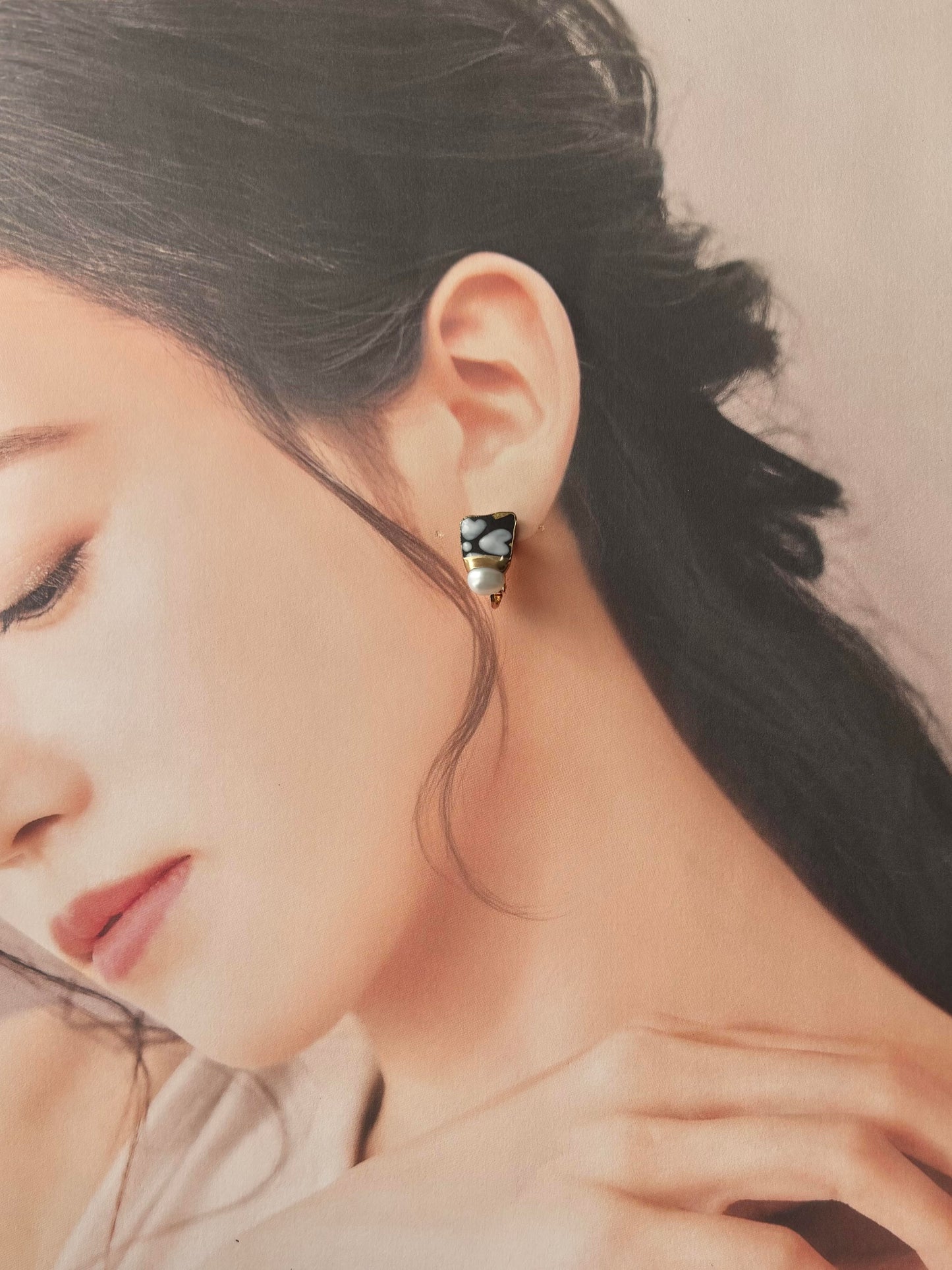 京焼 　金継ぎ　ネジバネ式イヤリング　手書き　絵付け　花柄　黒　淡水パール　天然石　伝統工芸　＃424