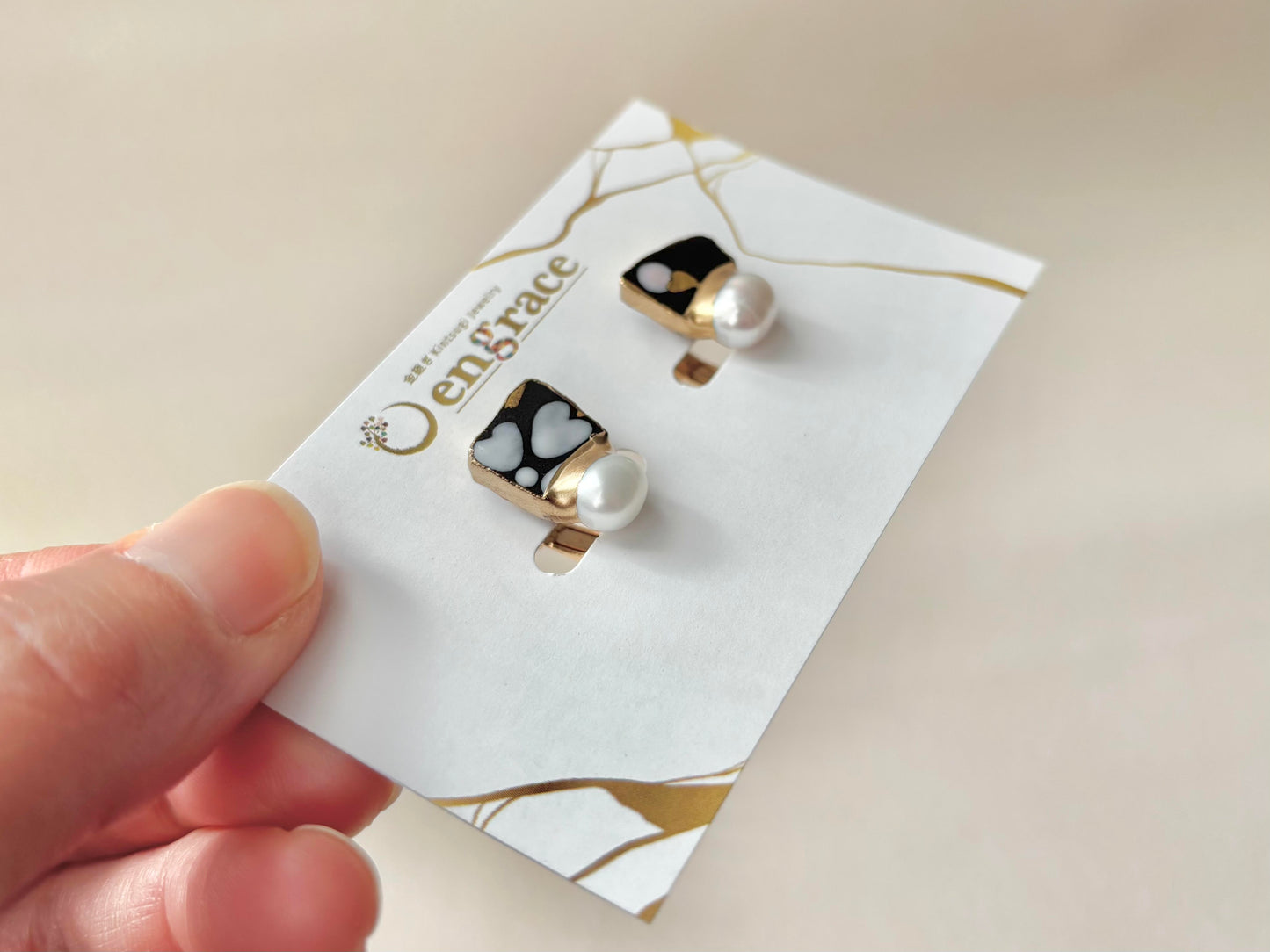 京焼 　金継ぎ　ネジバネ式イヤリング　手書き　絵付け　花柄　黒　淡水パール　天然石　伝統工芸　＃424