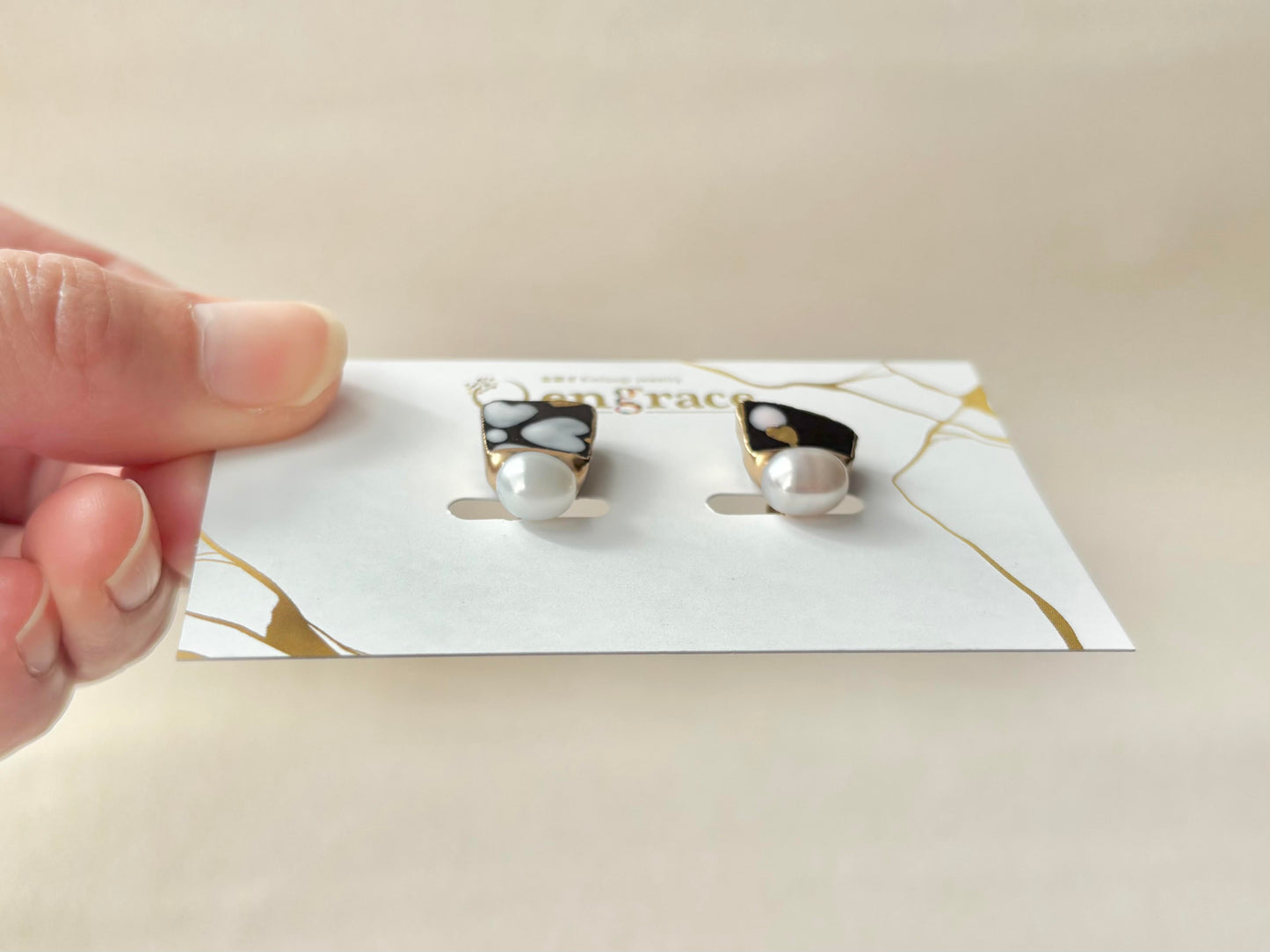 京焼 　金継ぎ　ネジバネ式イヤリング　手書き　絵付け　花柄　黒　淡水パール　天然石　伝統工芸　＃424