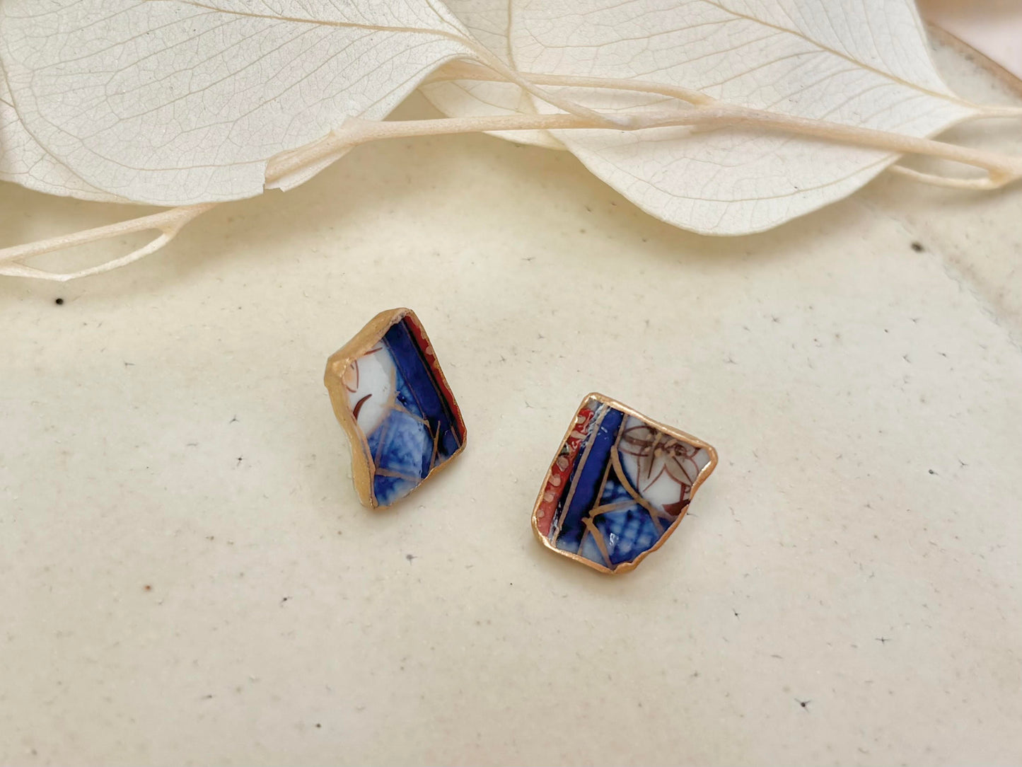 【金具が選べる】古伊万里　金継ぎ　ピアス　イヤリング　青色　花柄　和柄　伝統工芸　＃427