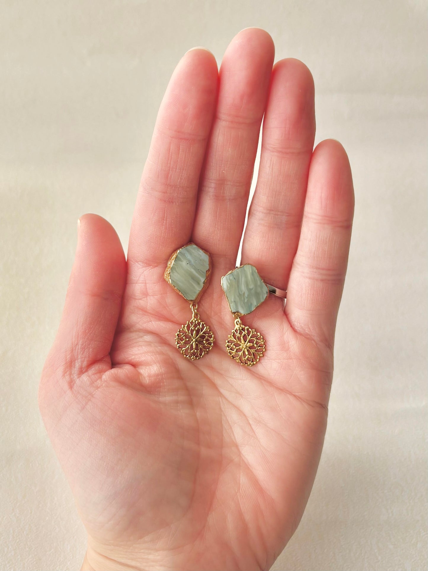 萩焼　金継ぎ　サージカルステンレスピアス　グレー　ゴールド　揺れる　 伝統工芸　＃429