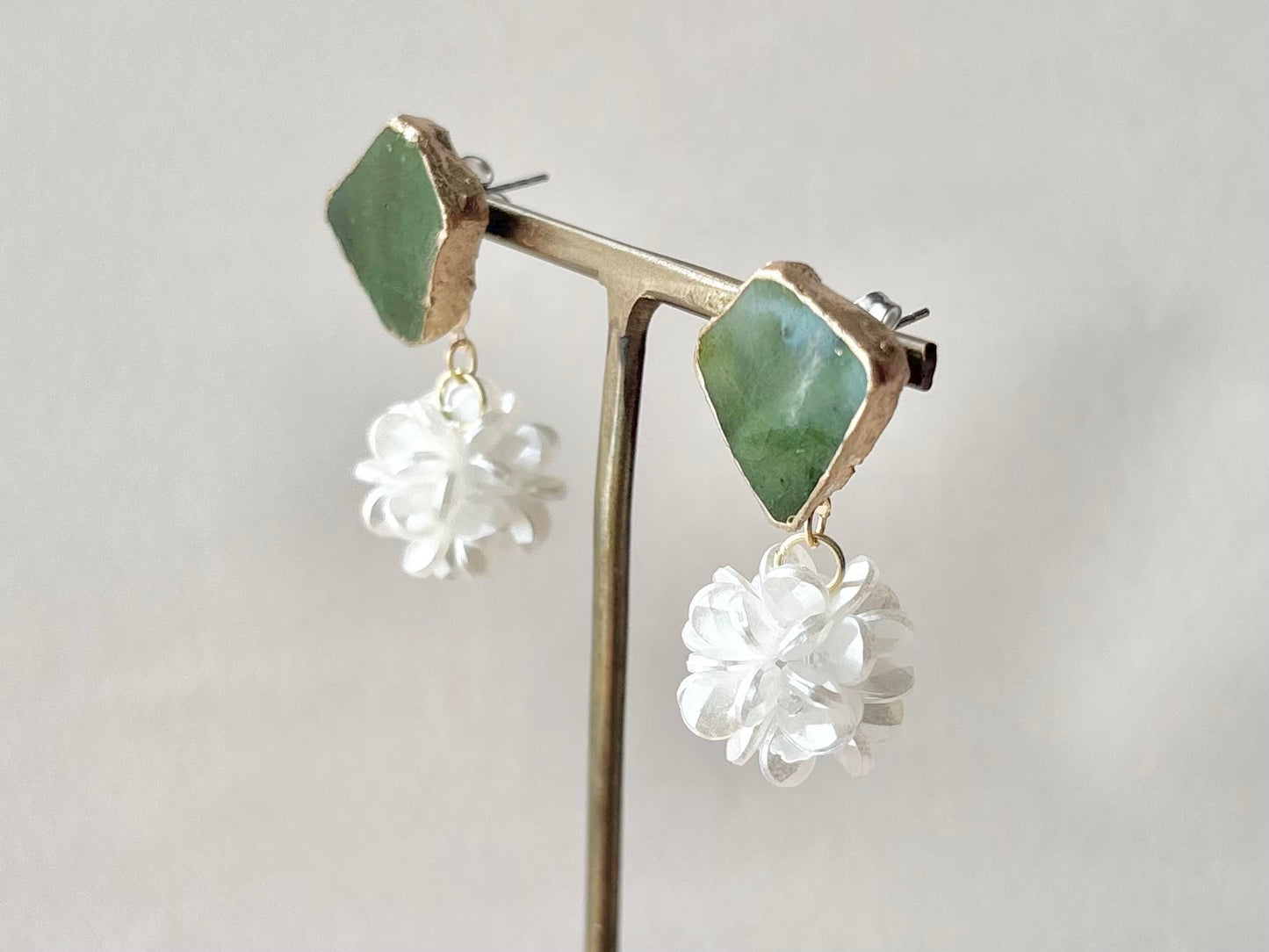 織部焼　金継ぎ　サージカルステンレスピアス　緑　フラワーボール　揺れる　伝統工芸　＃430