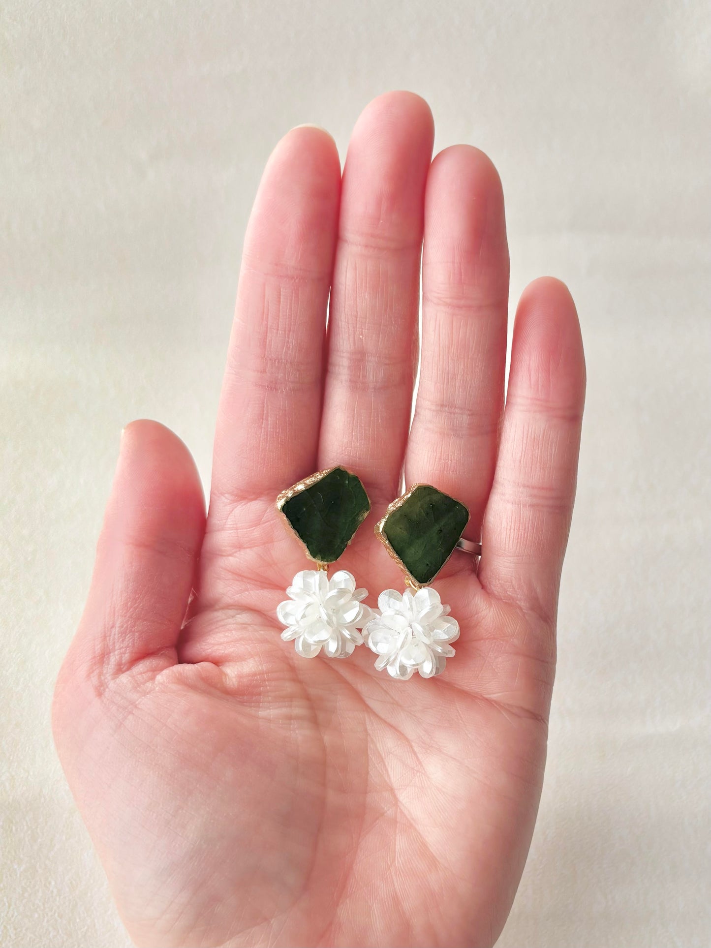 織部焼　金継ぎ　サージカルステンレスピアス　緑　フラワーボール　揺れる　伝統工芸　＃430