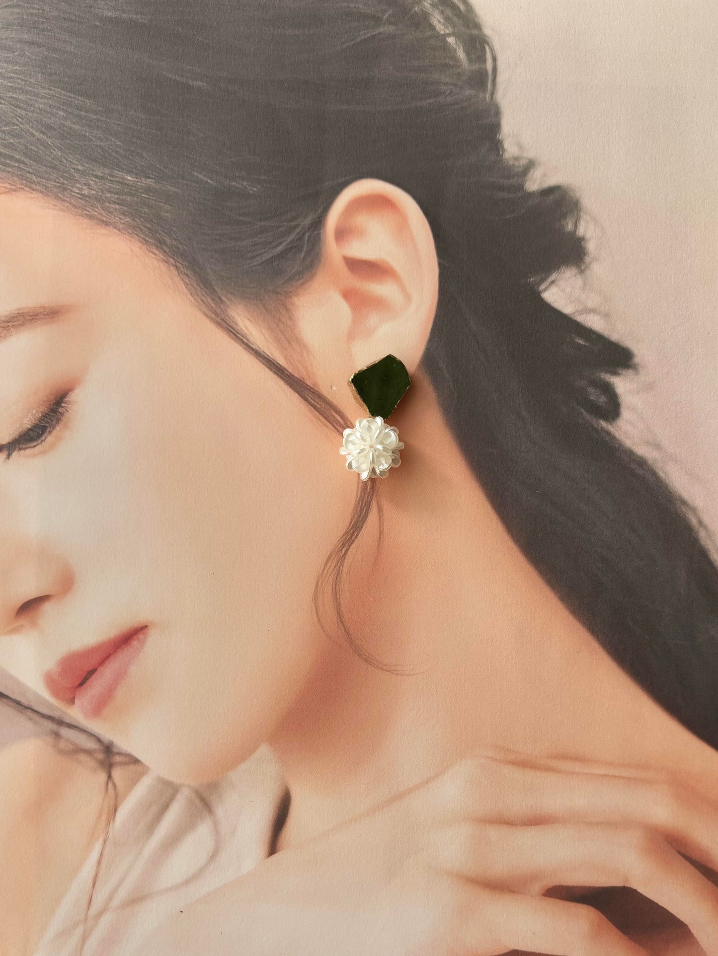 織部焼　金継ぎ　サージカルステンレスピアス　緑　フラワーボール　揺れる　伝統工芸　＃430