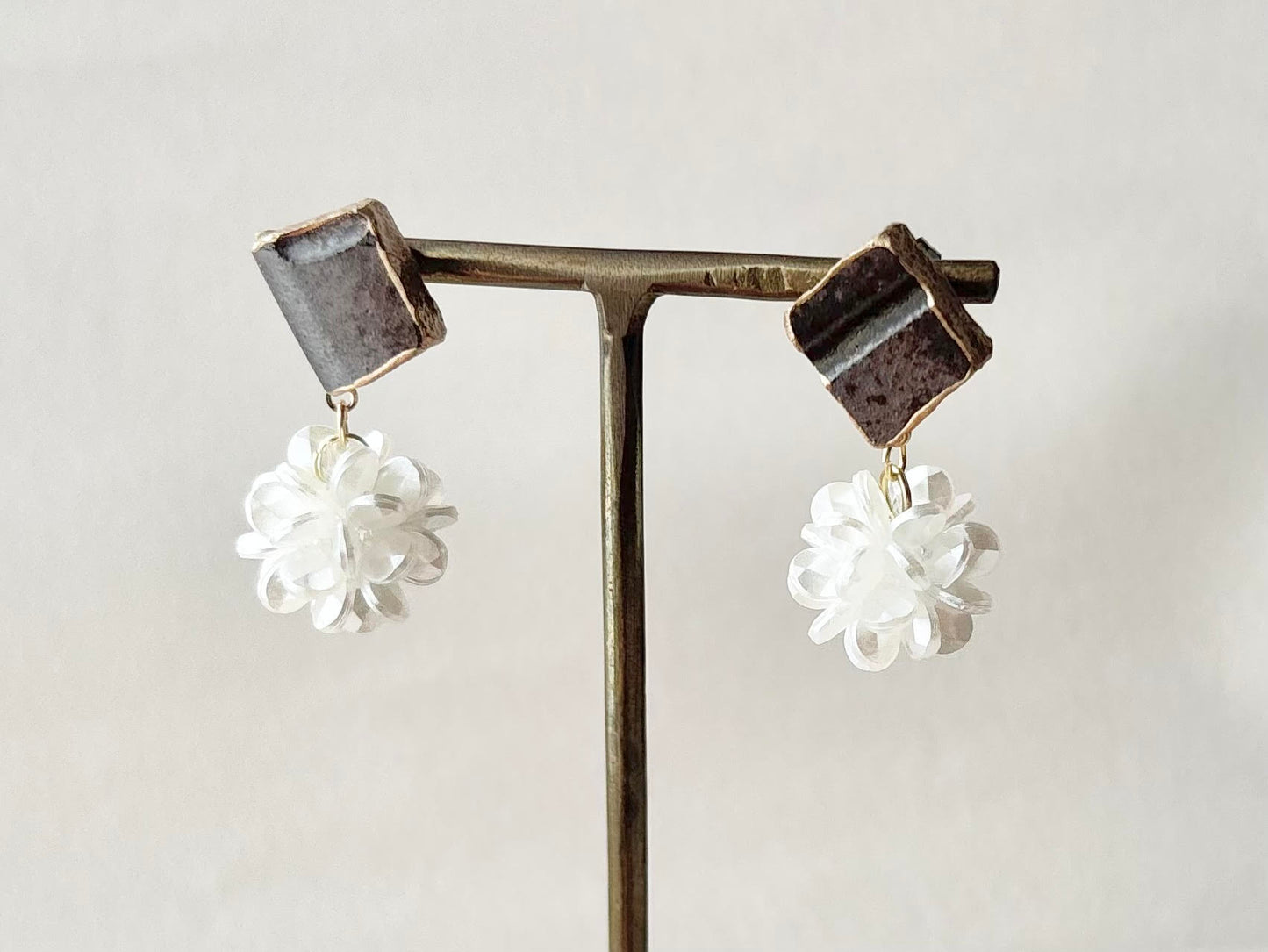 唐津焼　金継ぎ　サージカルステンレスピアス　茶色　フラワーボール　揺れる　伝統工芸　＃431