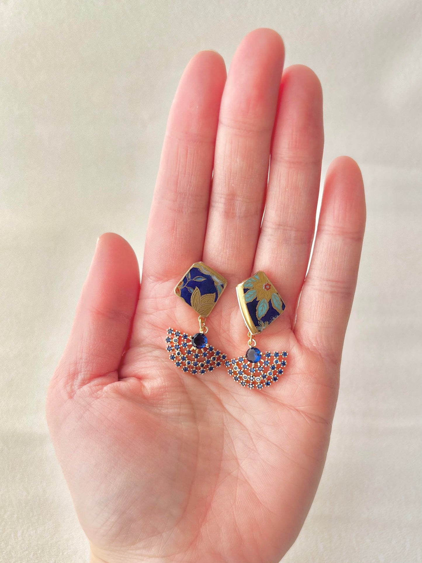 有田焼　金継ぎ　サージカルステンレスピアス　青　花柄　リーフ柄　揺れる　伝統工芸　＃434