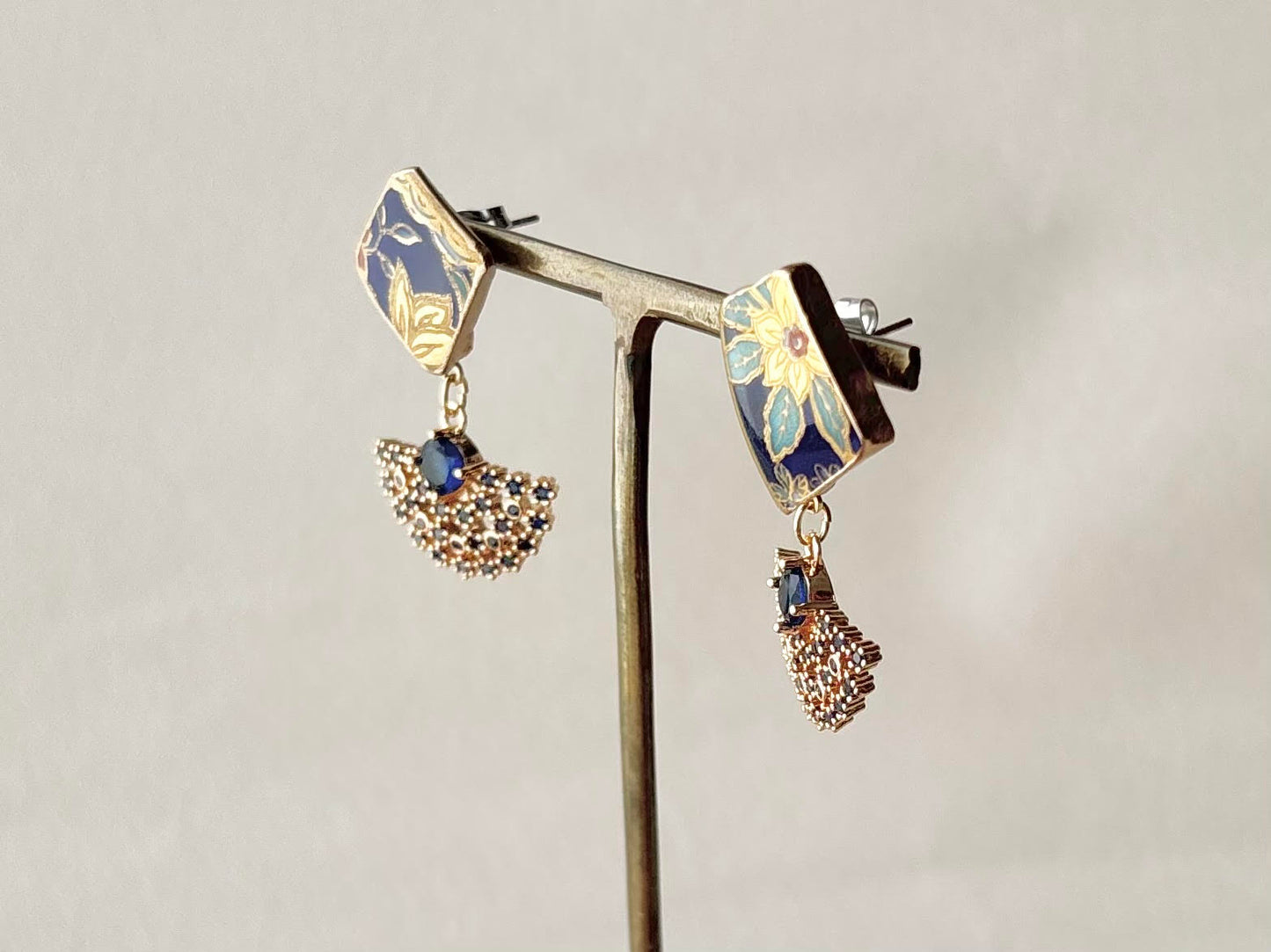 有田焼　金継ぎ　サージカルステンレスピアス　青　花柄　リーフ柄　揺れる　伝統工芸　＃434