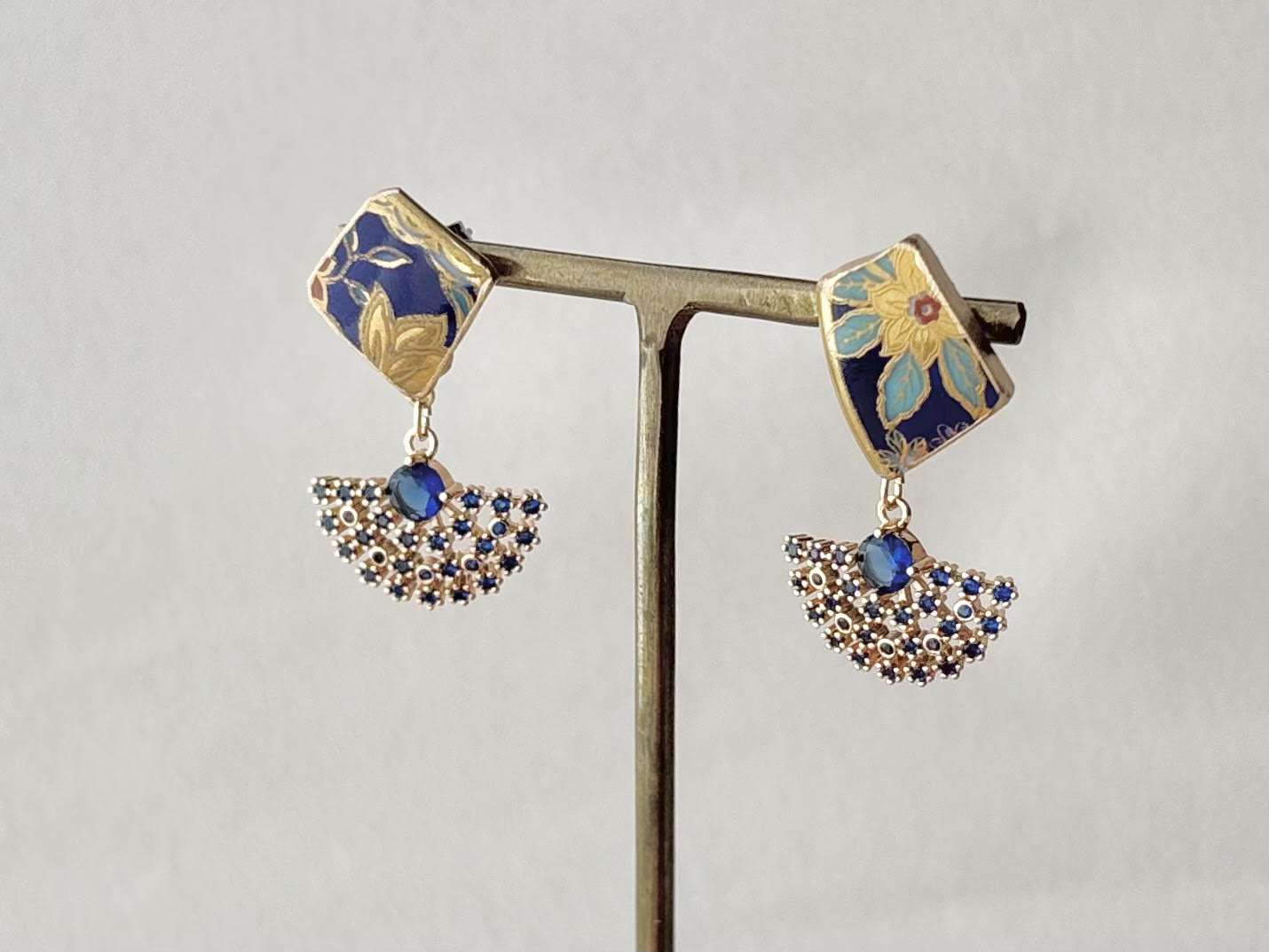 有田焼　金継ぎ　サージカルステンレスピアス　青　花柄　リーフ柄　揺れる　伝統工芸　＃434