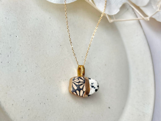 京焼　金継ぎ　ネックレス　サージカルステンレスチェーン　アレルギー対応　18K　グレー　花柄　ダルメシアンジャスパー　天然石　伝統工芸　＃441