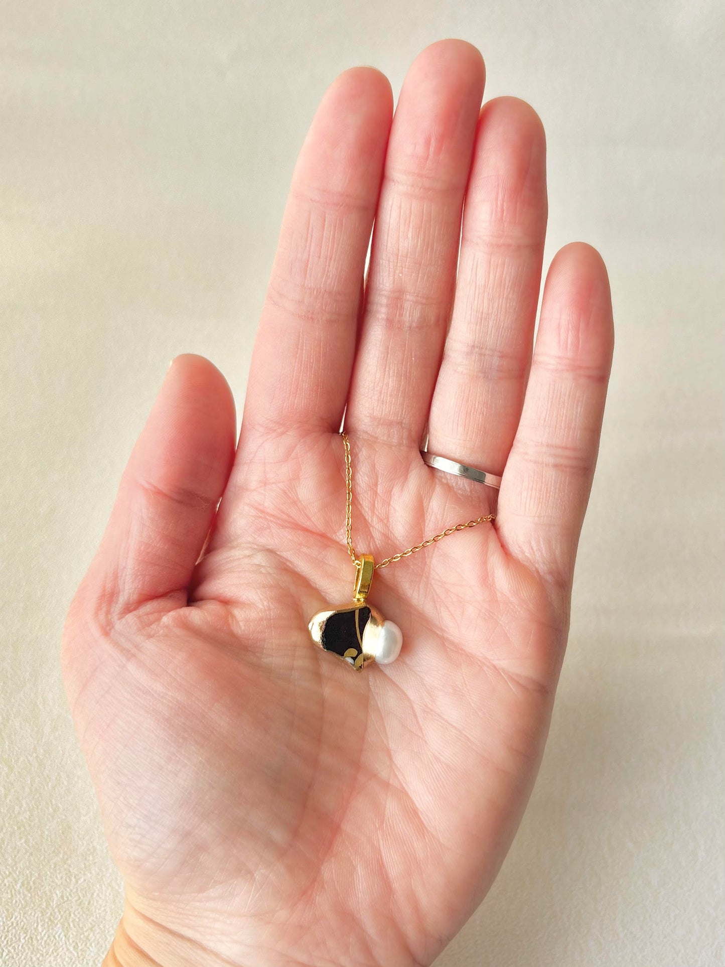 京焼　金継ぎ　ネックレス　サージカルステンレスチェーン　アレルギー対応　18K　黒　淡水パール　天然石　伝統工芸　＃442