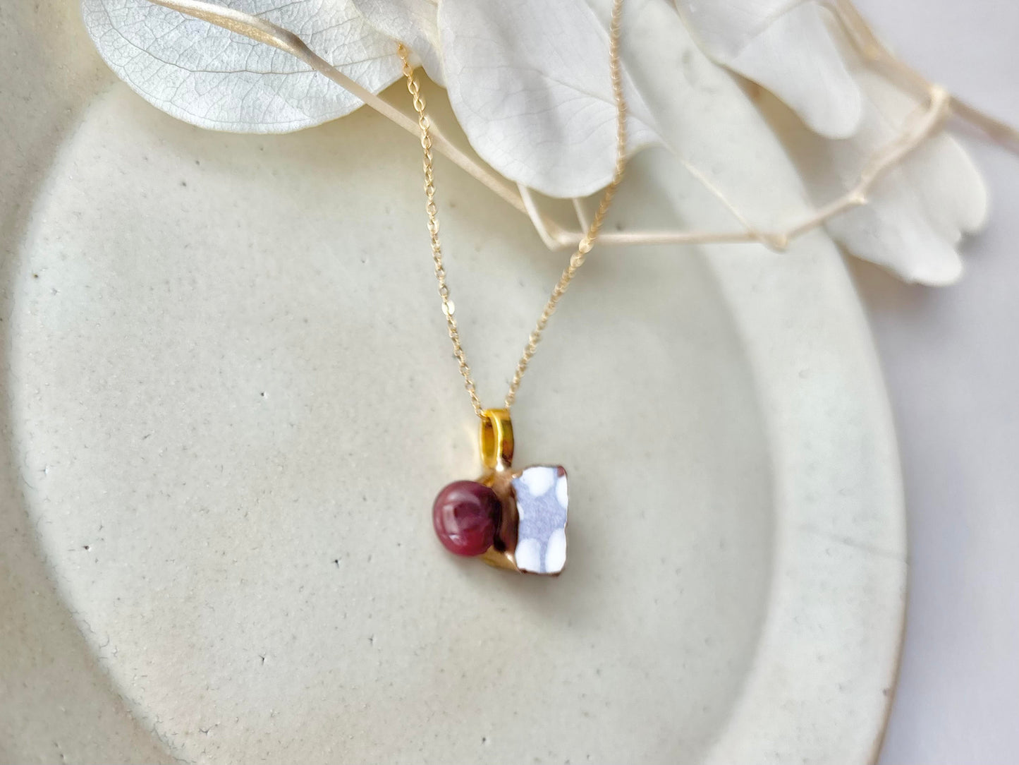 京焼　金継ぎ　ネックレス　サージカルステンレスチェーン　アレルギー対応　18K　紫　手書き　絵付け　カーネリアン　天然石　伝統工芸　＃443