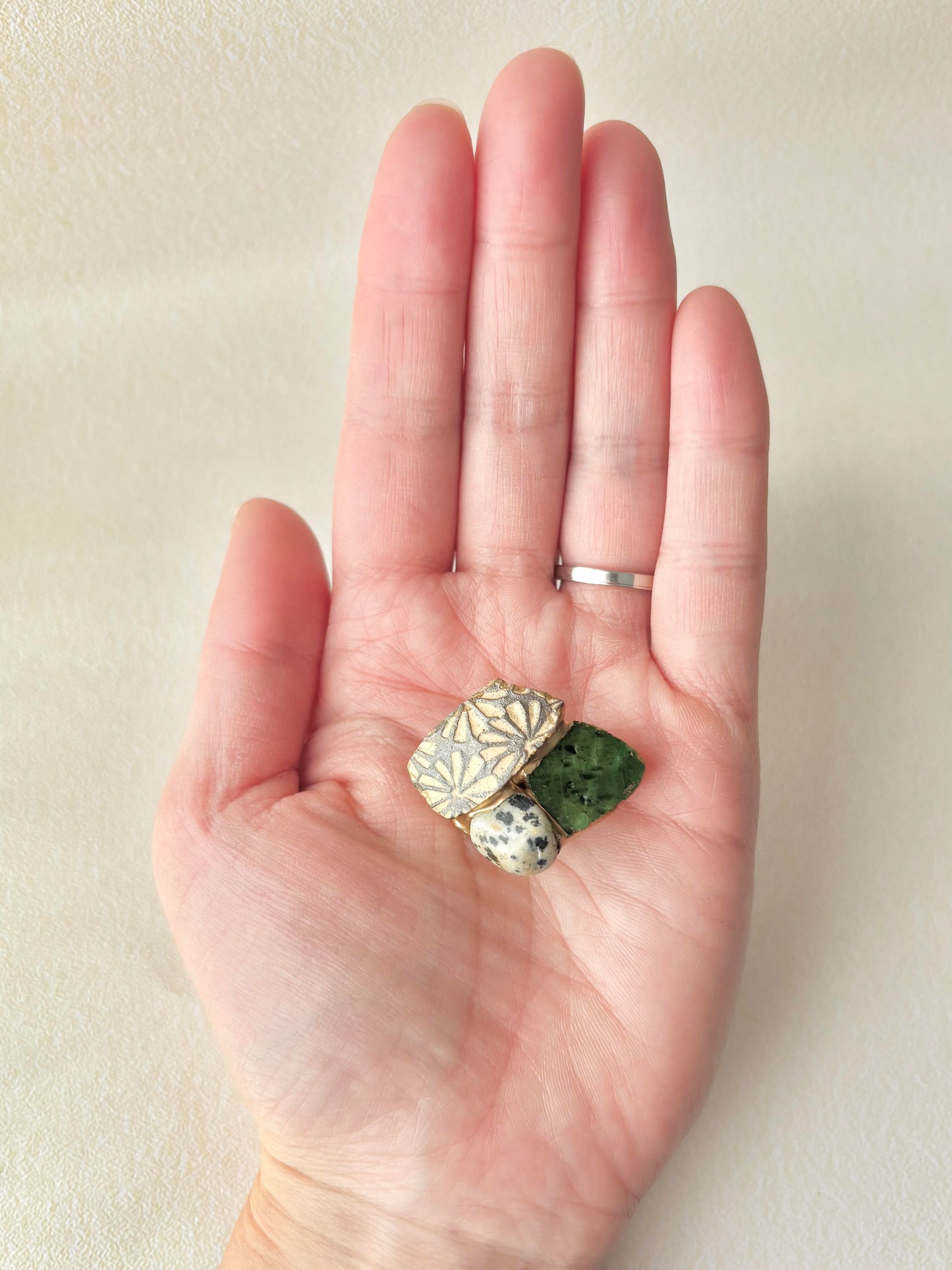 織部焼　京焼　金継ぎ　帯留　深い緑　グレー　花柄　ダルメシアンジャスパー　天然石　伝統工芸　＃449