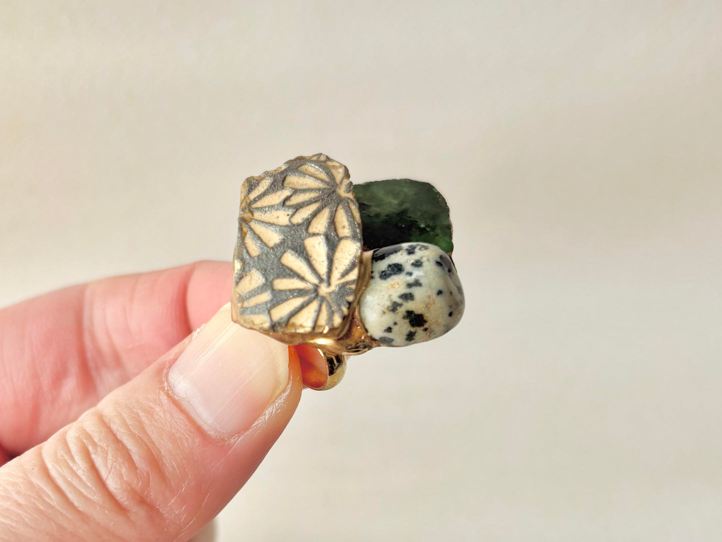 織部焼　京焼　金継ぎ　帯留　深い緑　グレー　花柄　ダルメシアンジャスパー　天然石　伝統工芸　＃449