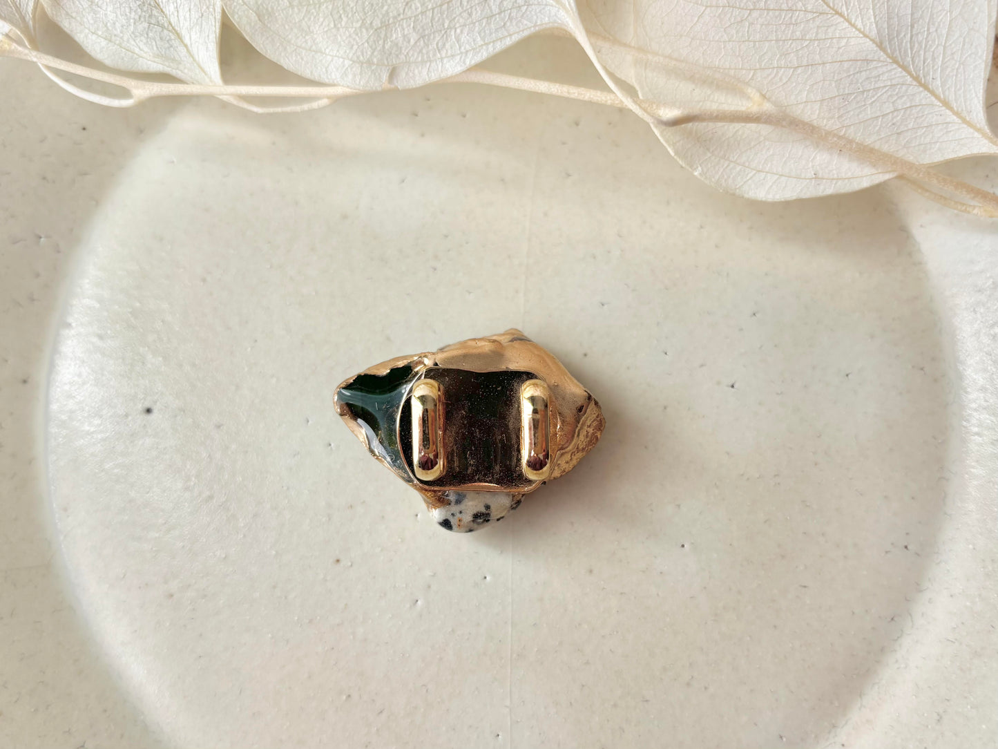 織部焼　京焼　金継ぎ　帯留　深い緑　グレー　花柄　ダルメシアンジャスパー　天然石　伝統工芸　＃449