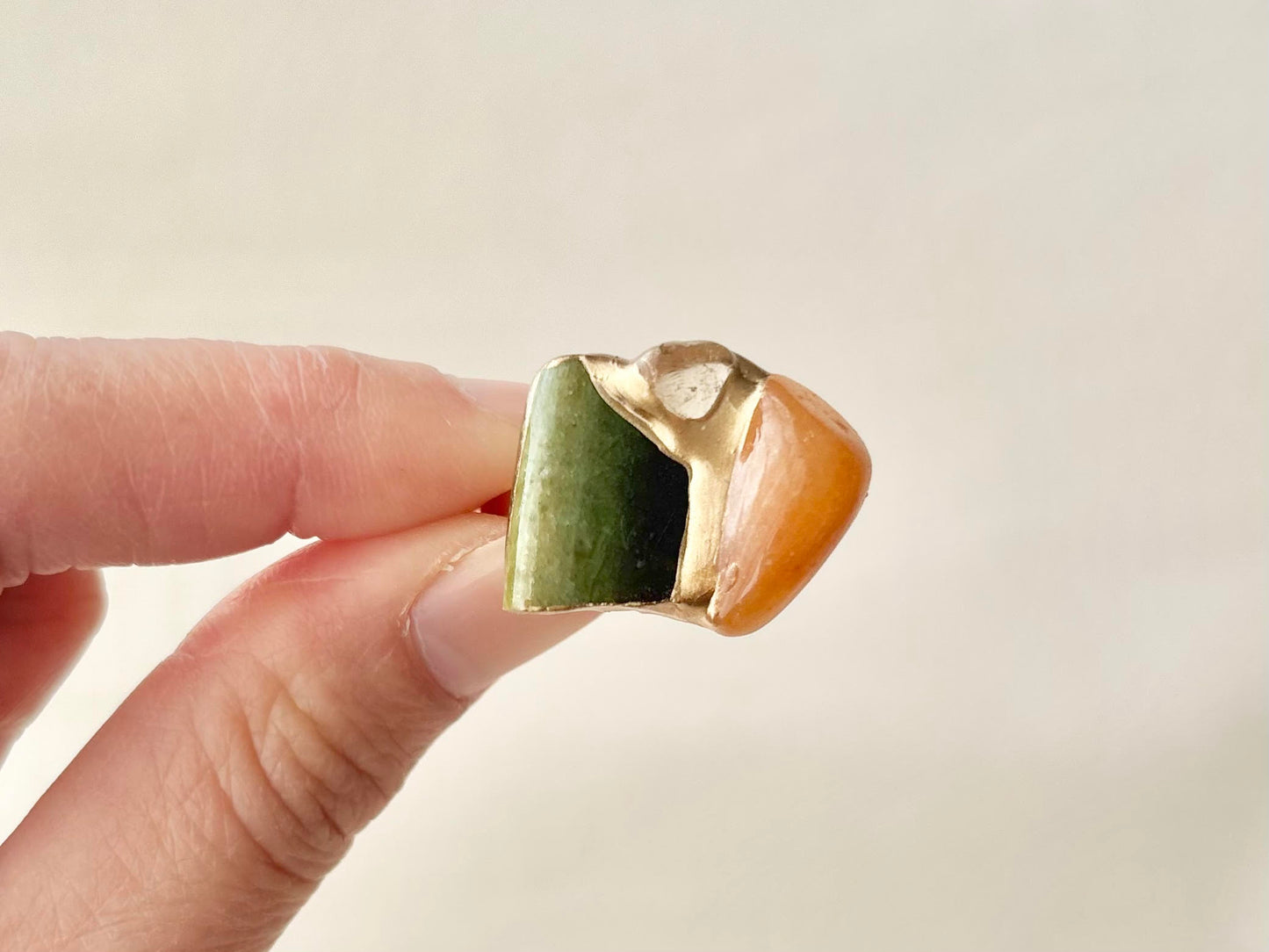 織部焼　金継ぎ　リング　ステンレス　18Kコーティング　フリーサイズ　緑色　オレンジアベンチュリン　ゴールドルチルクォーツ　天然石　伝統工芸　＃454