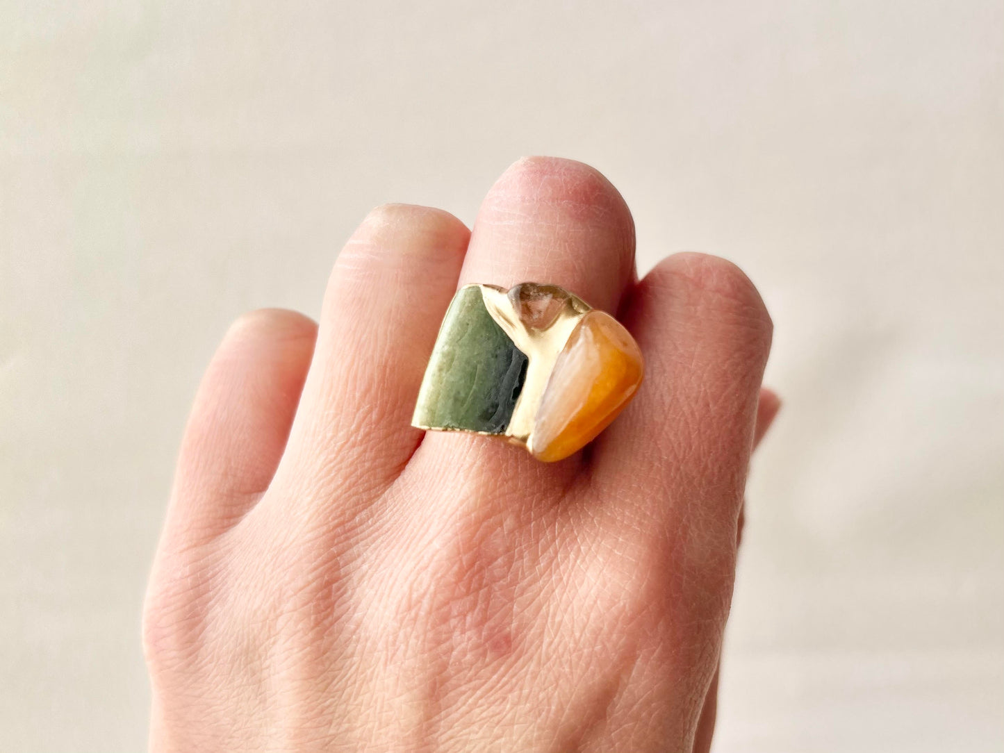 織部焼　金継ぎ　リング　ステンレス　18Kコーティング　フリーサイズ　緑色　オレンジアベンチュリン　ゴールドルチルクォーツ　天然石　伝統工芸　＃454