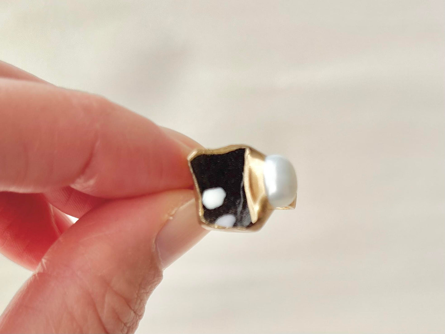 京焼　金継ぎ　リング　ステンレス　18Kコーティング　フリーサイズ　黒　手書き　絵付け　淡水パール　天然石　伝統工芸　＃456