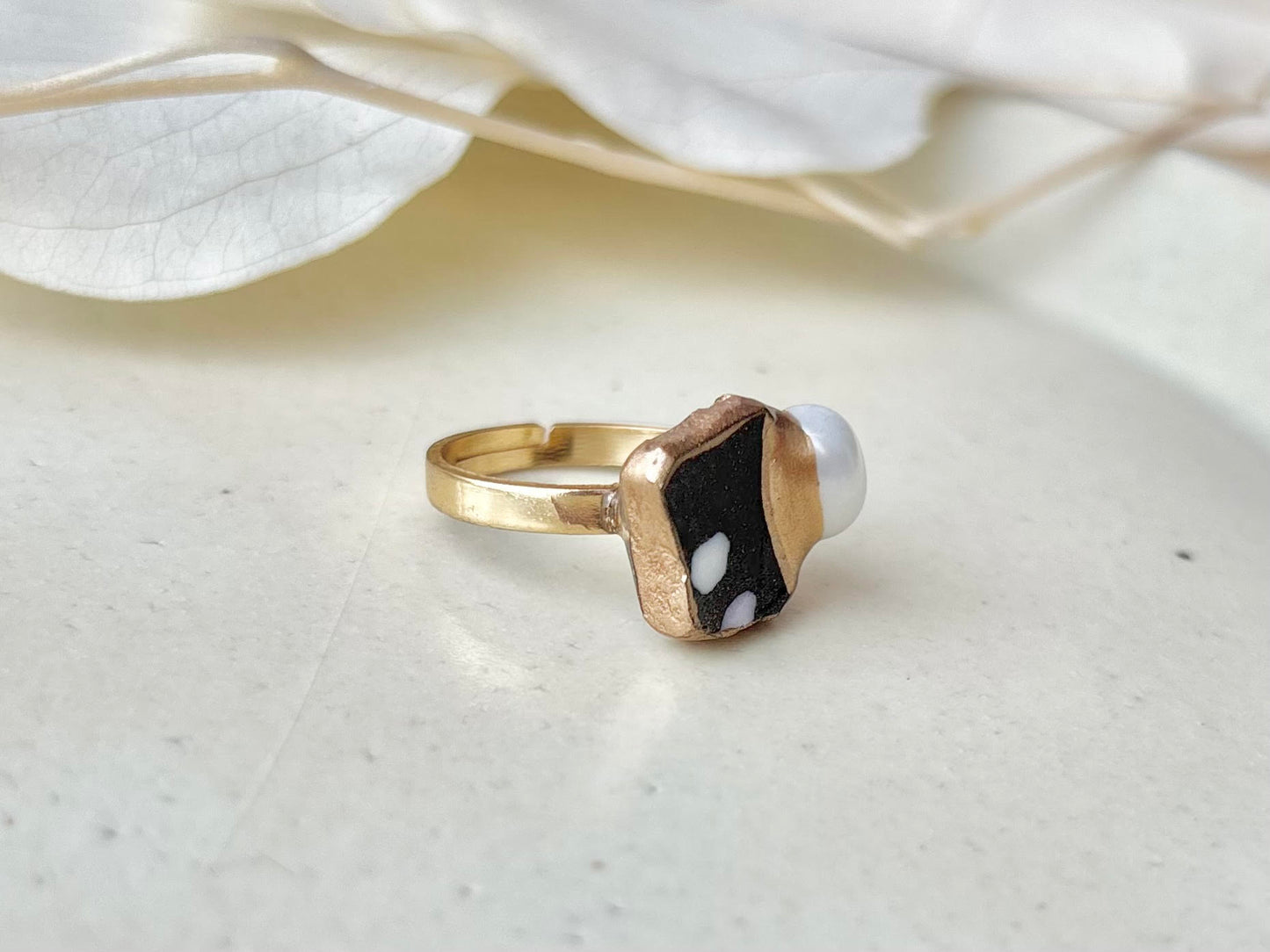 京焼　金継ぎ　リング　ステンレス　18Kコーティング　フリーサイズ　黒　手書き　絵付け　淡水パール　天然石　伝統工芸　＃456