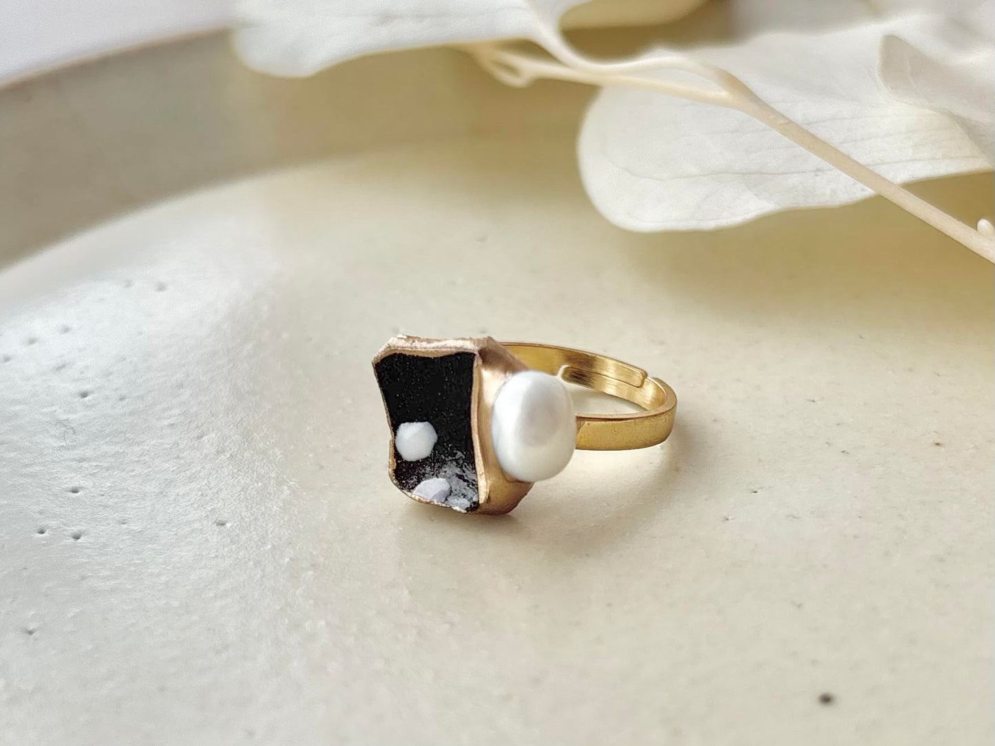 京焼　金継ぎ　リング　ステンレス　18Kコーティング　フリーサイズ　黒　手書き　絵付け　淡水パール　天然石　伝統工芸　＃456