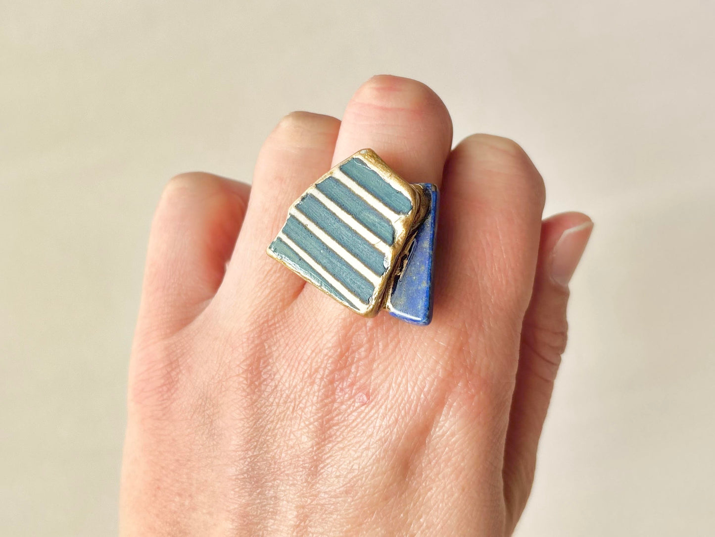 シー陶器　金継ぎ　リング　ステンレス　18Kコーティング　フリーサイズ　青　ボーダー柄　ソーダライト　淡水パール　天然石　伝統工芸　＃464