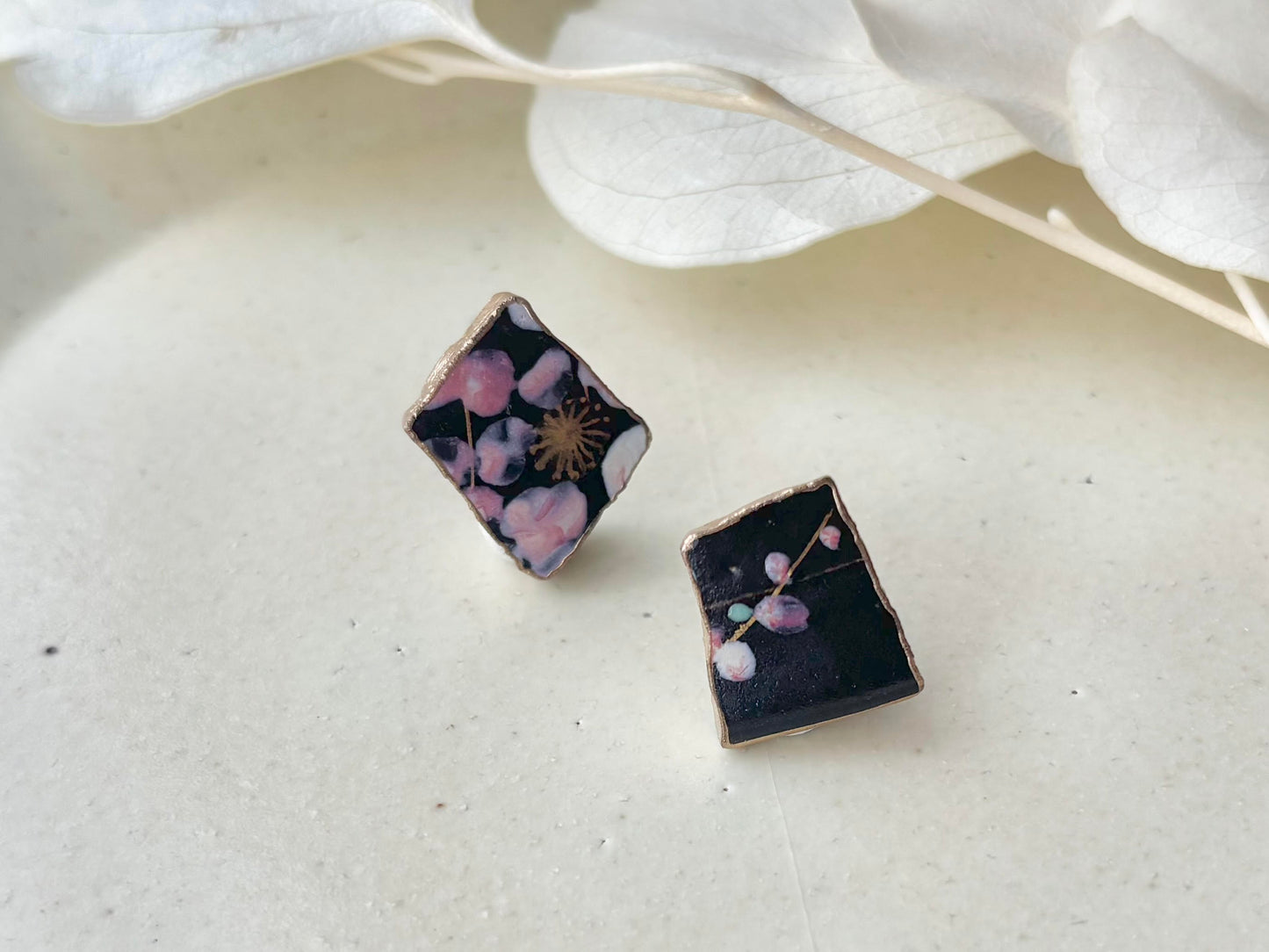 【金具が選べる】京焼　金継ぎ　ピアス　イヤリング　黒　ピンク　花柄　手書き　絵付け　伝統工芸　＃465