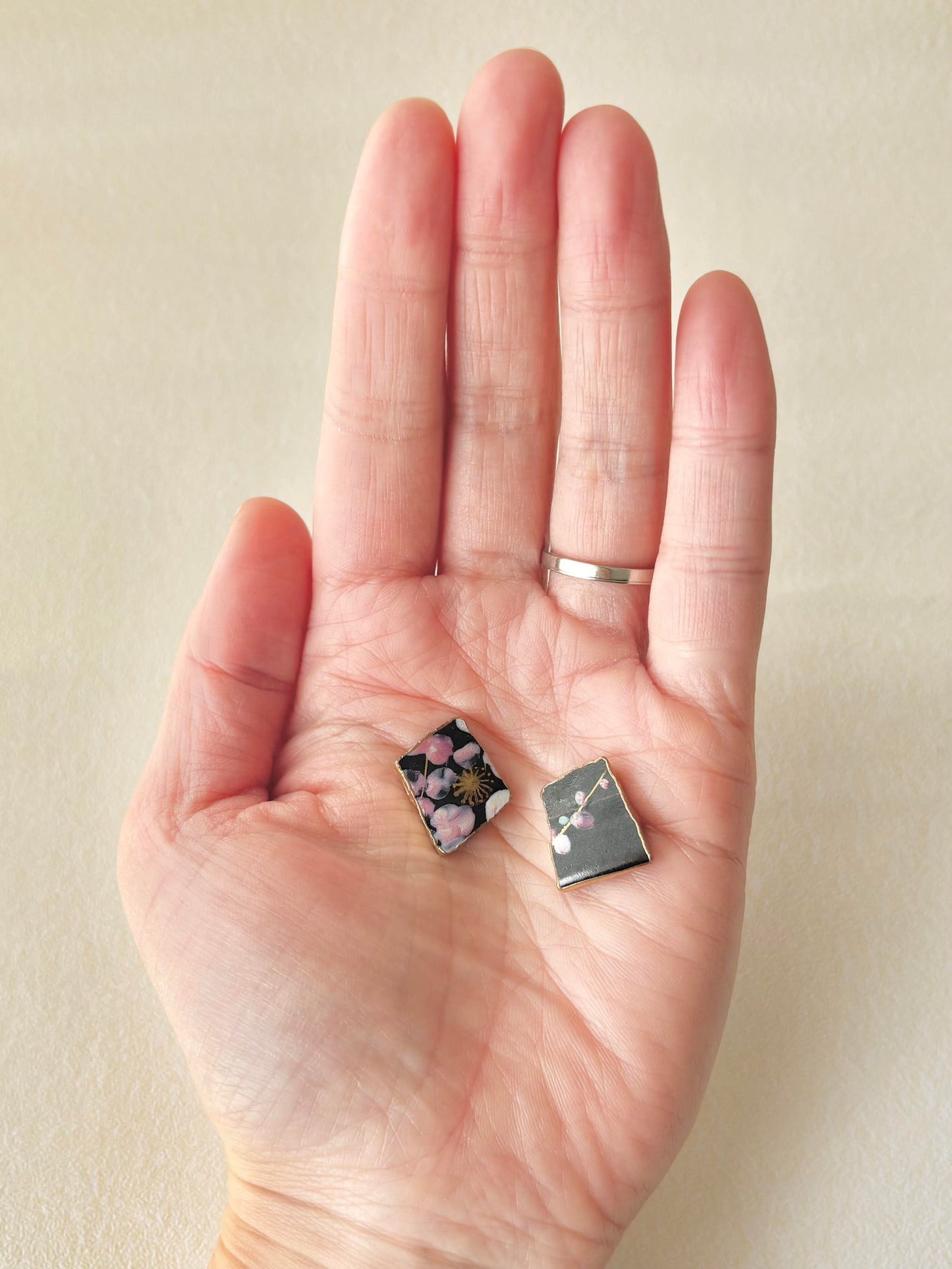 【金具が選べる】京焼　金継ぎ　ピアス　イヤリング　黒　ピンク　花柄　手書き　絵付け　伝統工芸　＃465