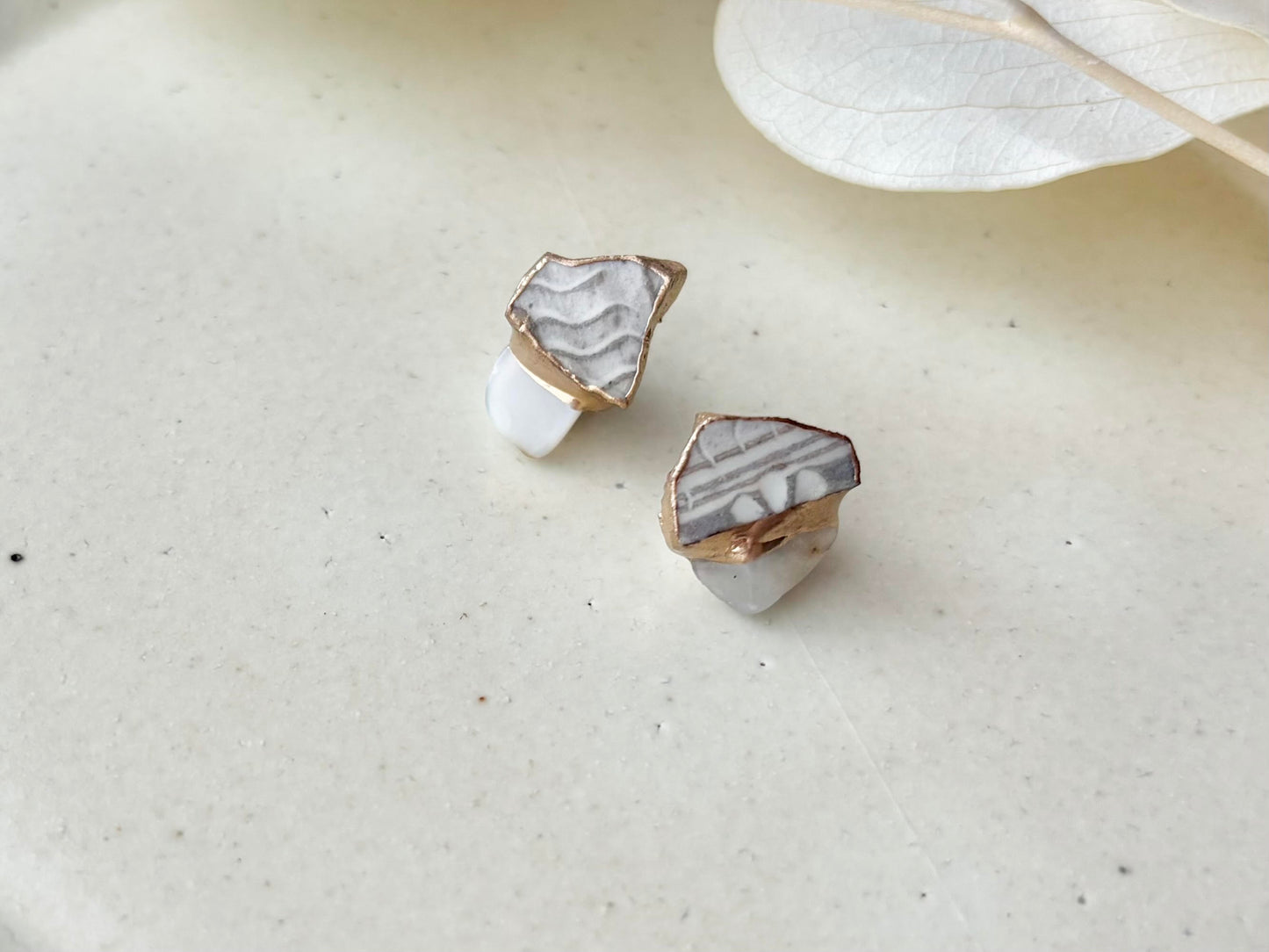 【金具が選べる】京焼　金継ぎ　ピアス　イヤリング　グレー　ムーンストーン　天然石　伝統工芸　＃466