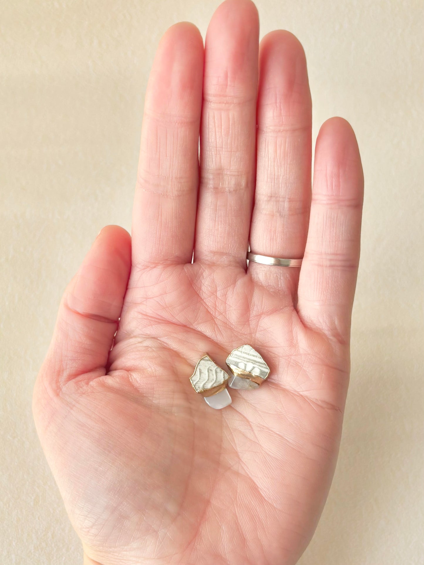 【金具が選べる】京焼　金継ぎ　ピアス　イヤリング　グレー　ムーンストーン　天然石　伝統工芸　＃466