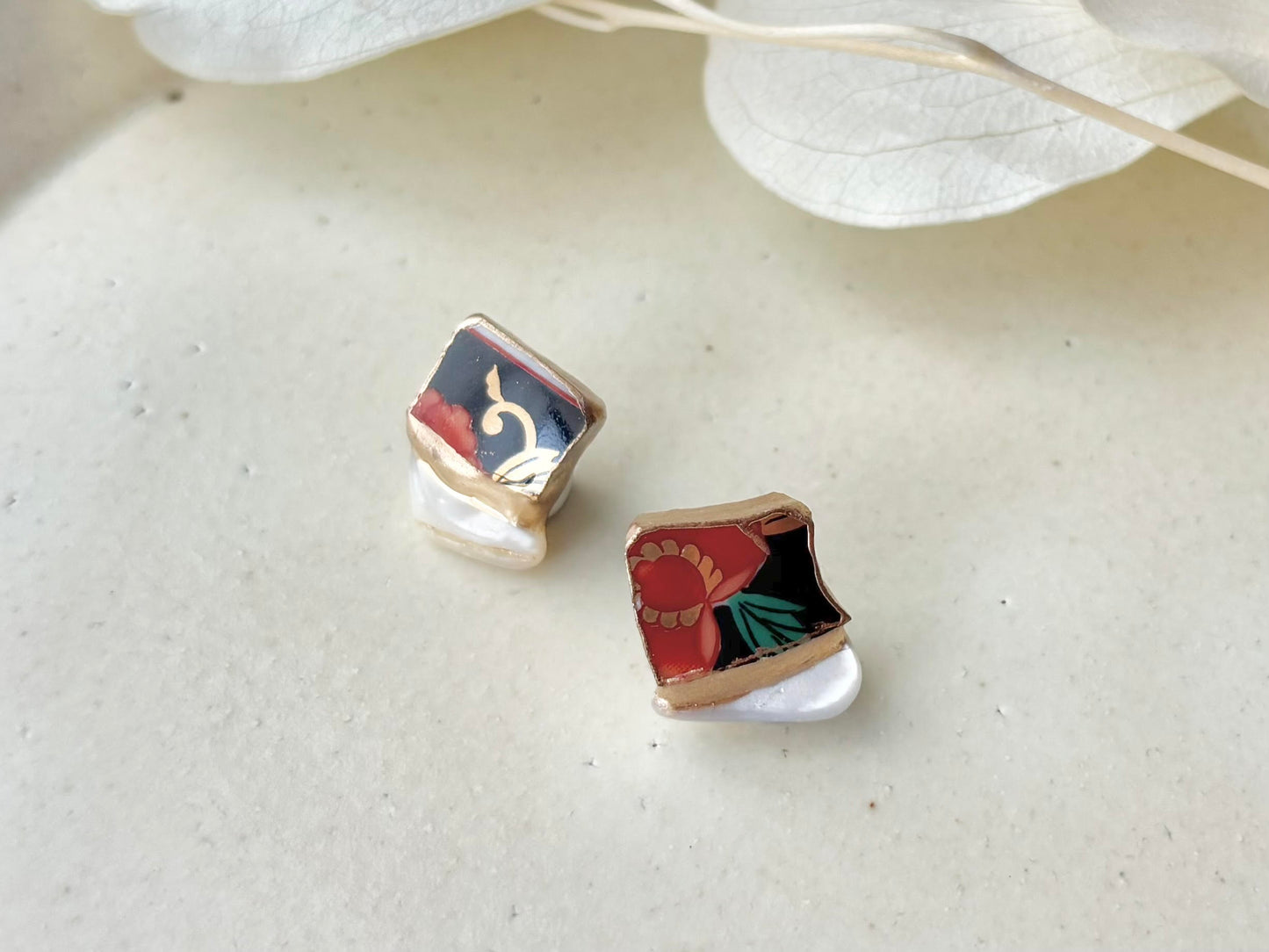 【金具が選べる】有田焼　金継ぎ　ピアス　イヤリング　赤　花柄　リーフ柄　マザーオブパール　天然石　伝統工芸　＃469