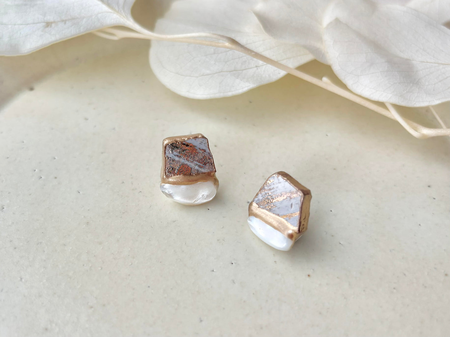 【金具が選べる】有田焼　金継ぎ　ピアス　イヤリング　グレー　ゴールド　マザーオブパール　天然石　伝統工芸　＃470