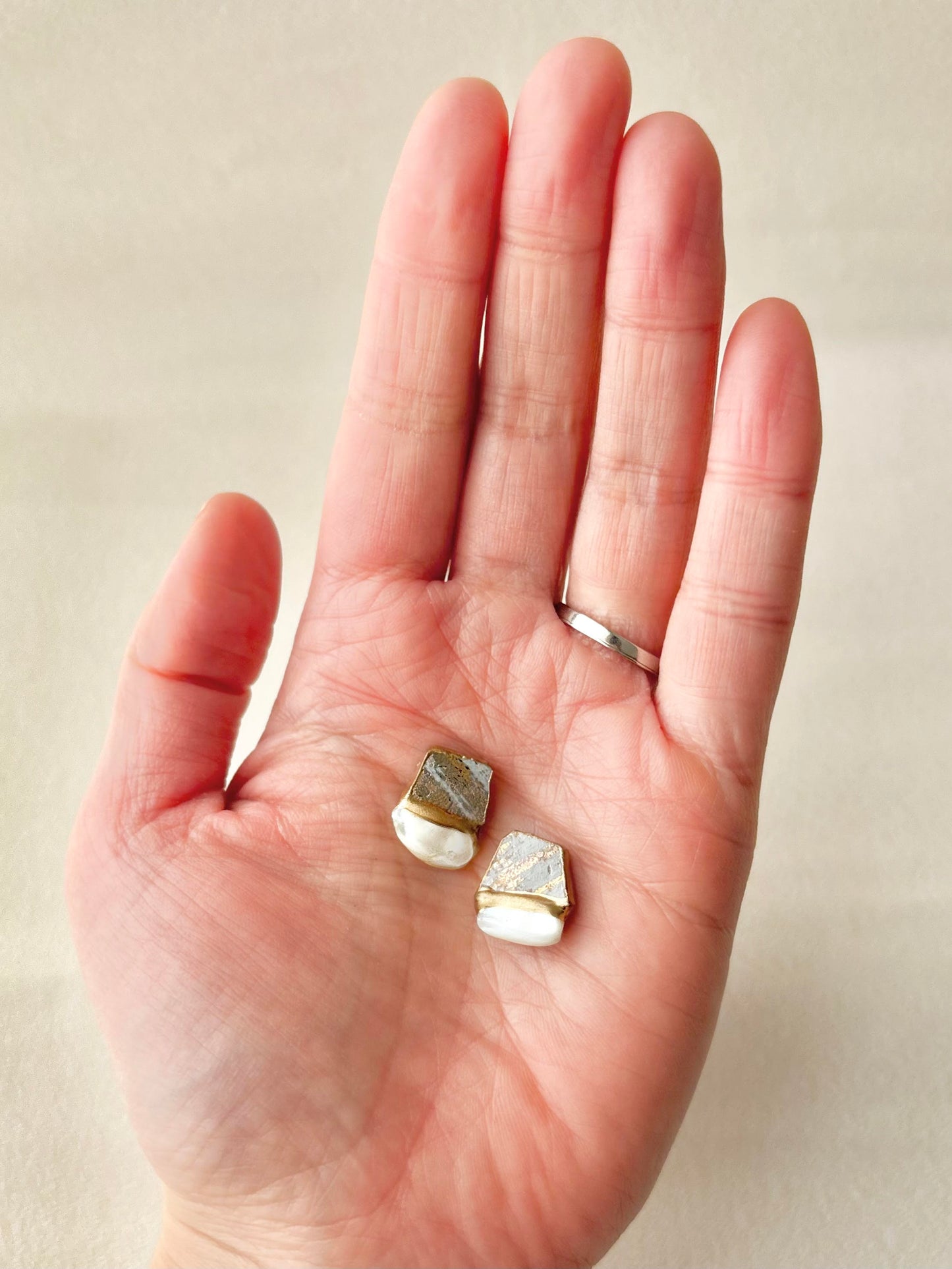 【金具が選べる】有田焼　金継ぎ　ピアス　イヤリング　グレー　ゴールド　マザーオブパール　天然石　伝統工芸　＃470