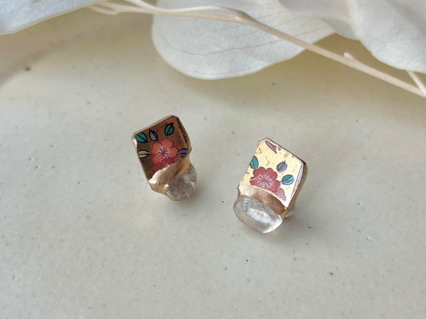 【金具が選べる】有田焼　金継ぎ　ピアス　イヤリング　ゴールド　花柄　リーフ柄　ゴールドルチルクォーツ　天然石　伝統工芸　＃471
